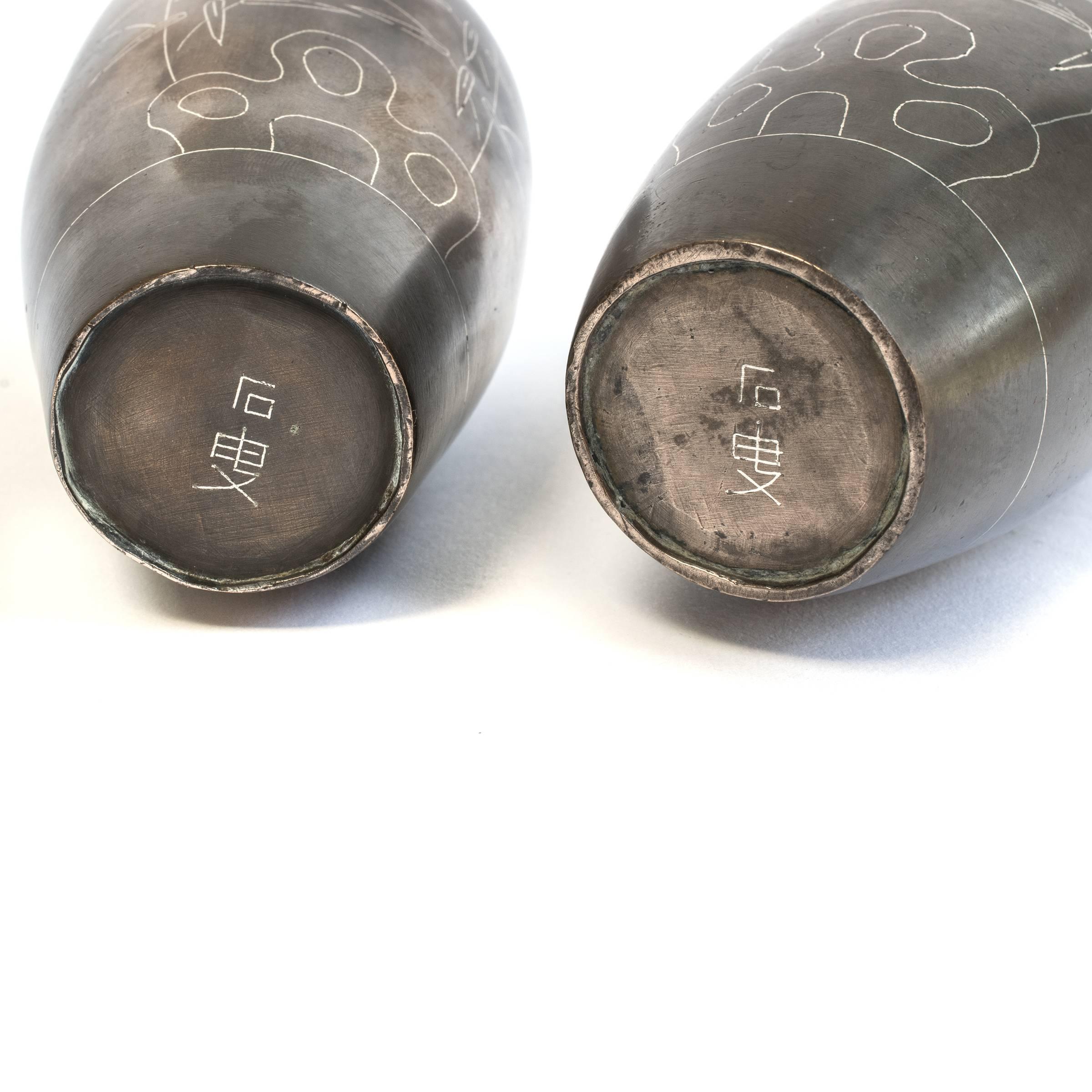 Pareja de jarrones chinos Shih So de bronce con incrustaciones de plata, hacia 1800 siglo XIX en venta