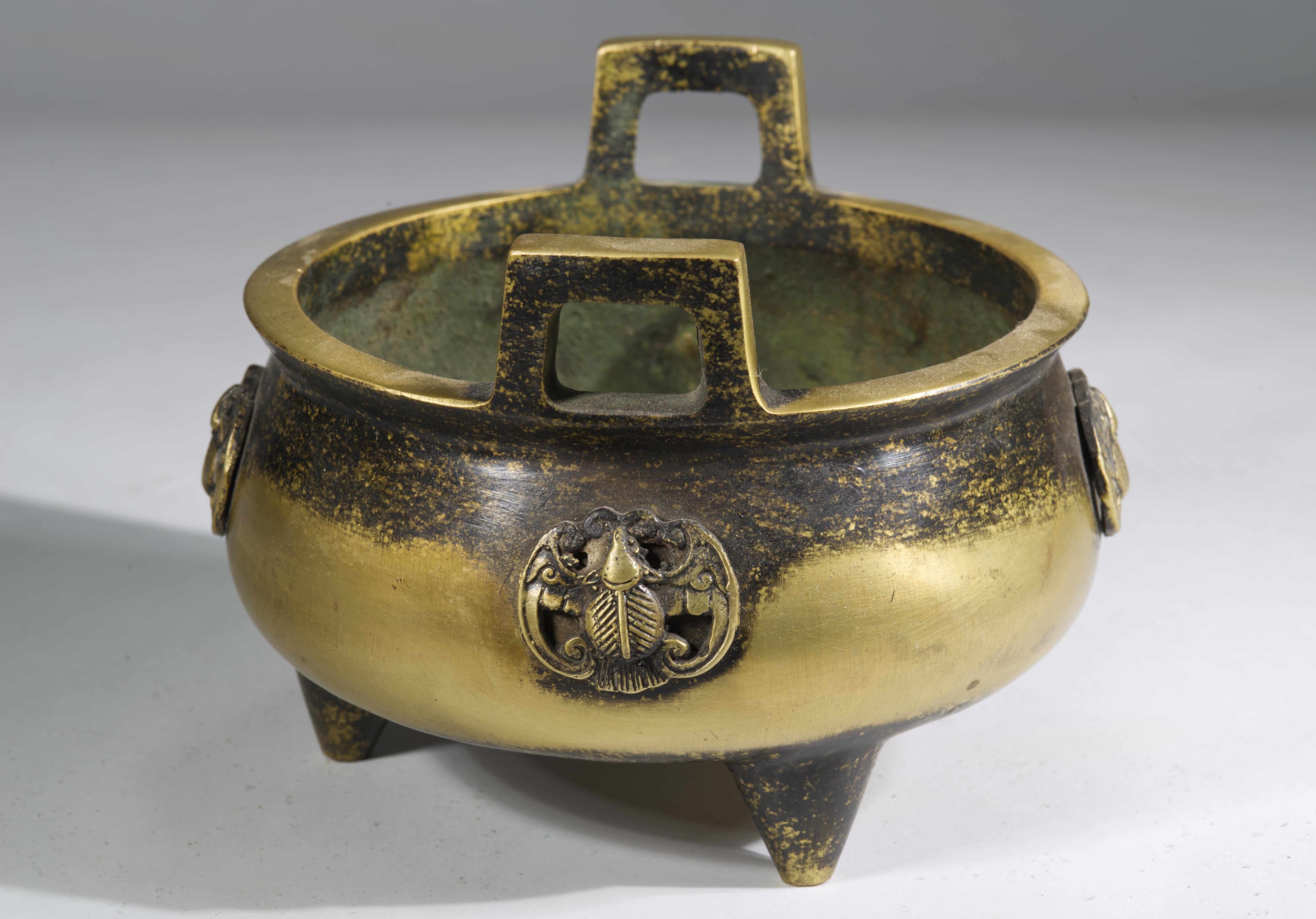 Qing Coppia di incensieri cinesi a treppiede in bronzo, marchio Qianlong in vendita