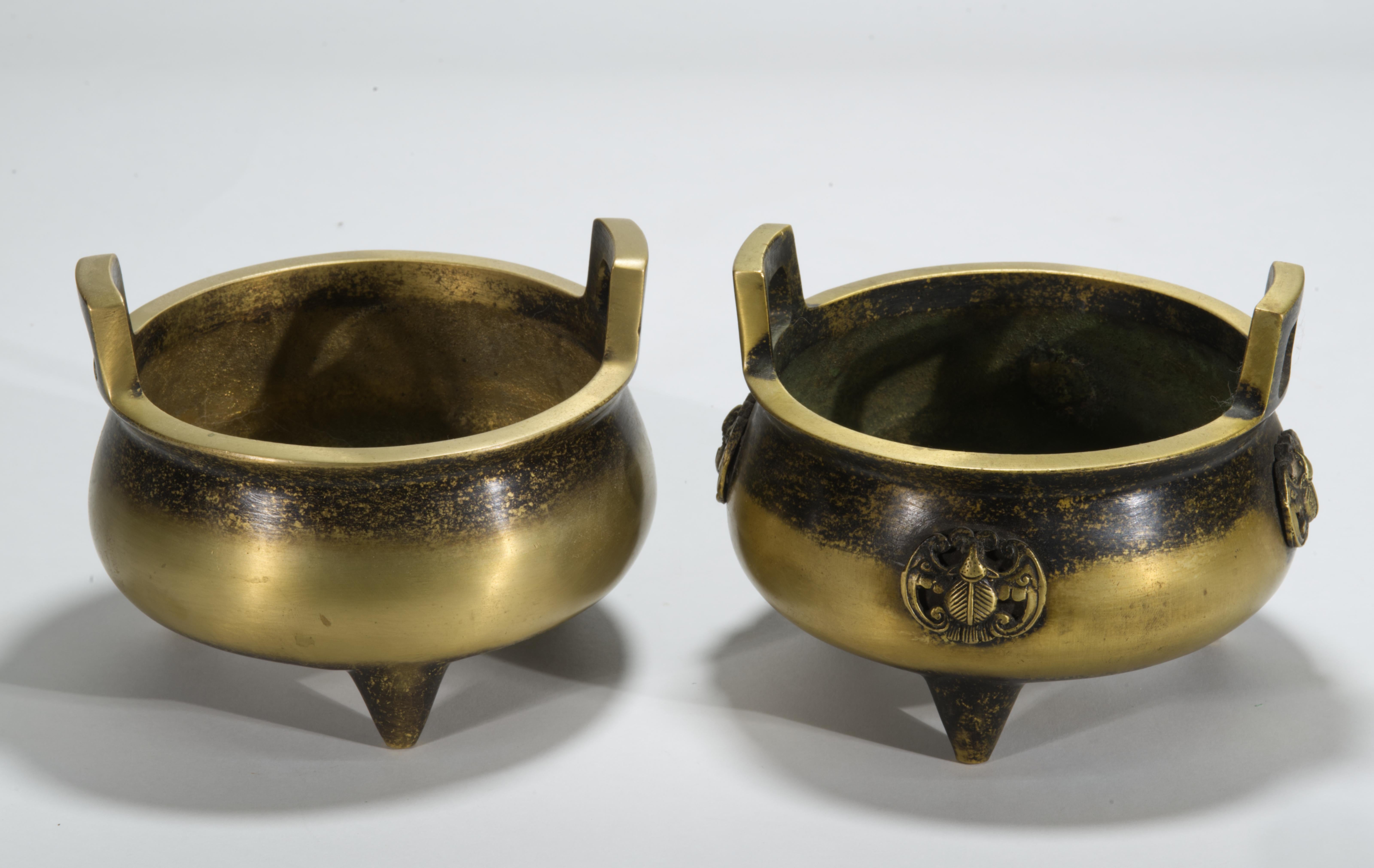 XIX secolo Coppia di incensieri cinesi a treppiede in bronzo, marchio Qianlong in vendita