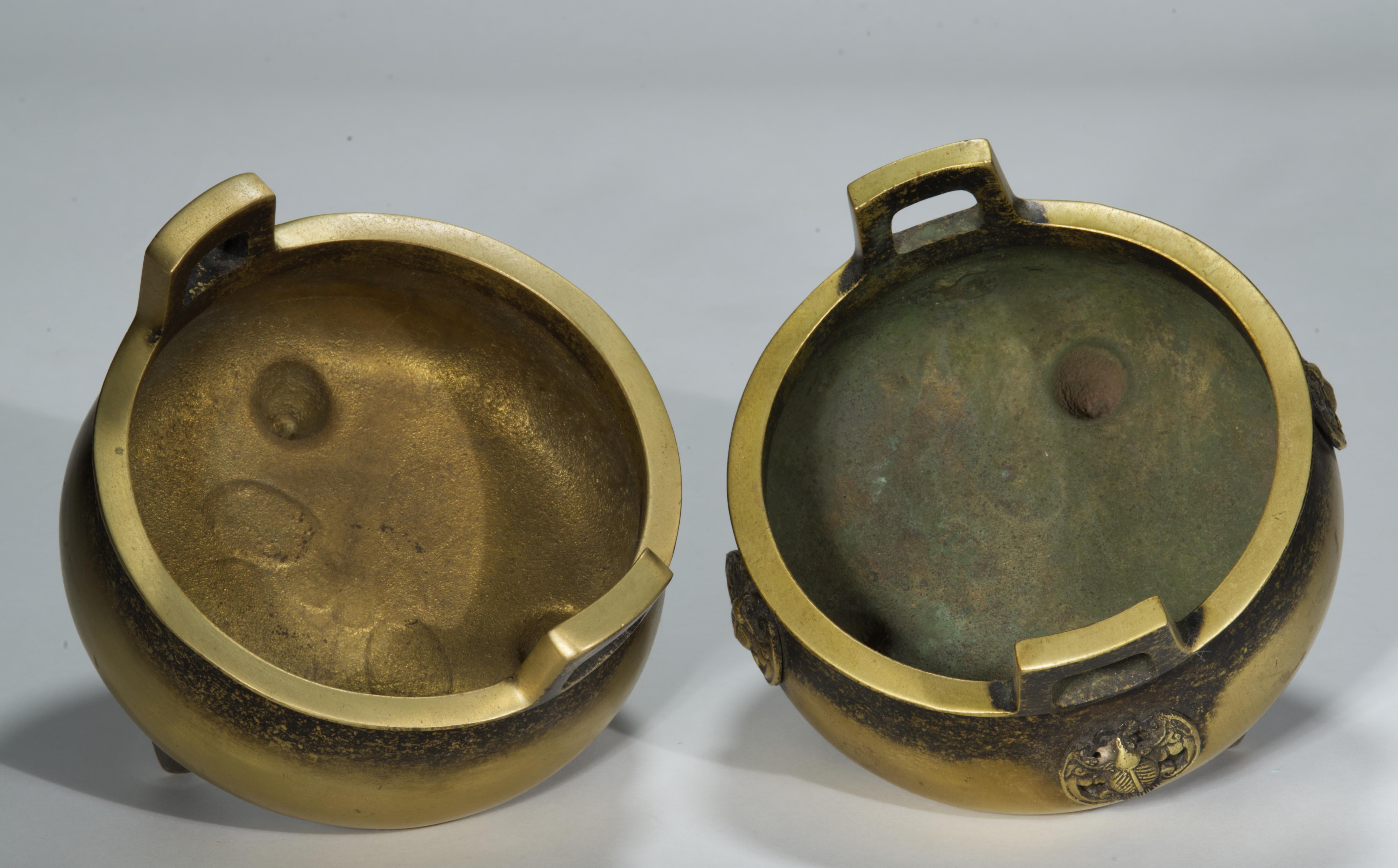 Ottone Coppia di incensieri cinesi a treppiede in bronzo, marchio Qianlong in vendita