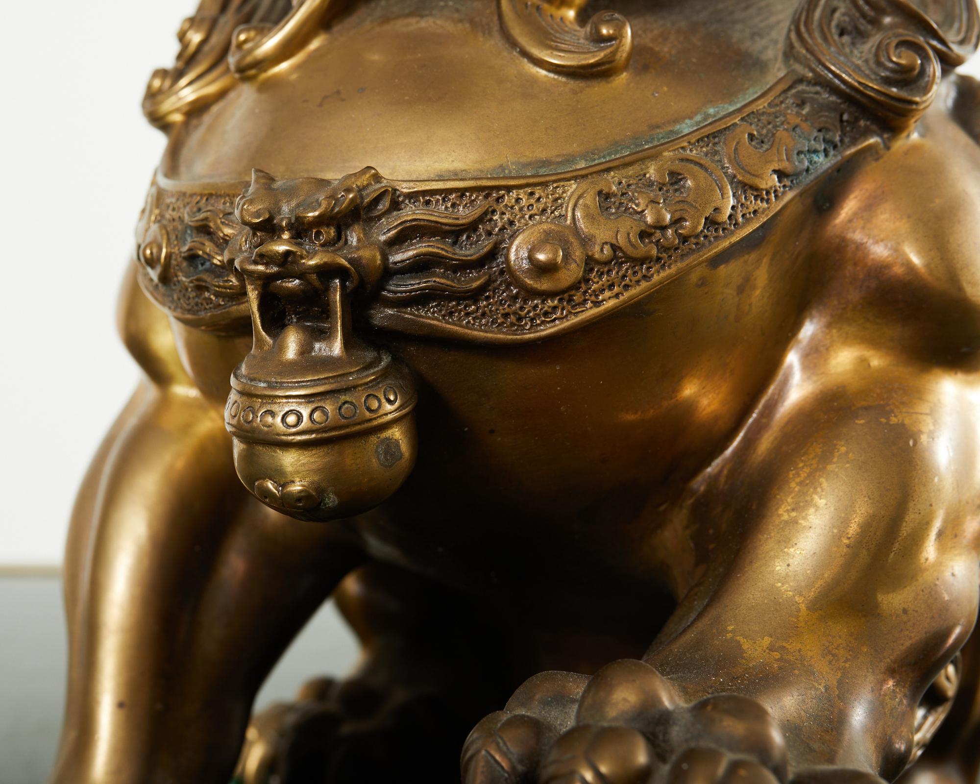 Paar chinesische buddhistische Tempel- Foo-Hunde aus Bronze  im Angebot 2