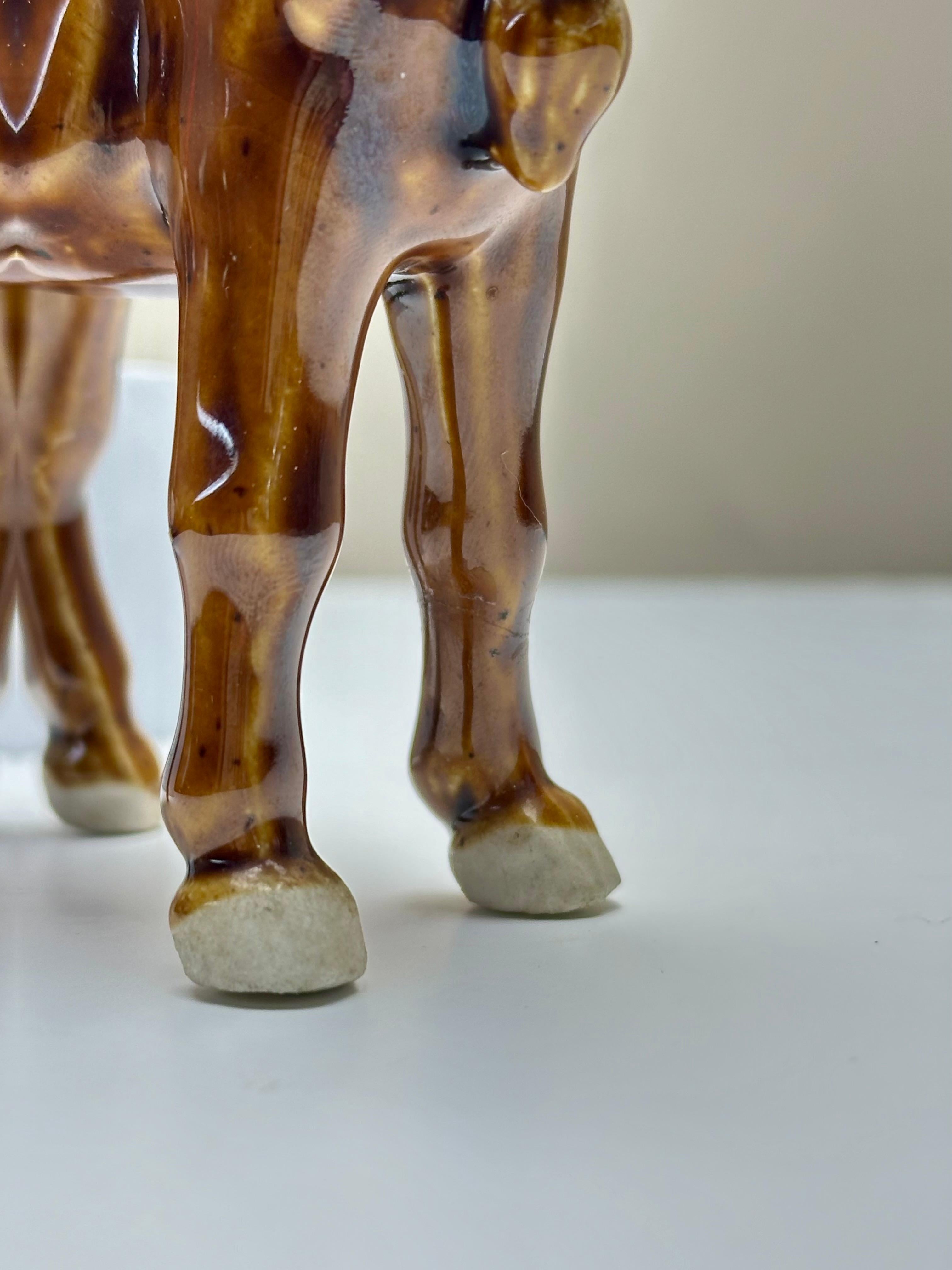 Chinesische Pferdefiguren aus glasiertem Treacle-Porzellan im Tang-Stil, ca. 1970er Jahre (Tang-Dynastie) im Angebot