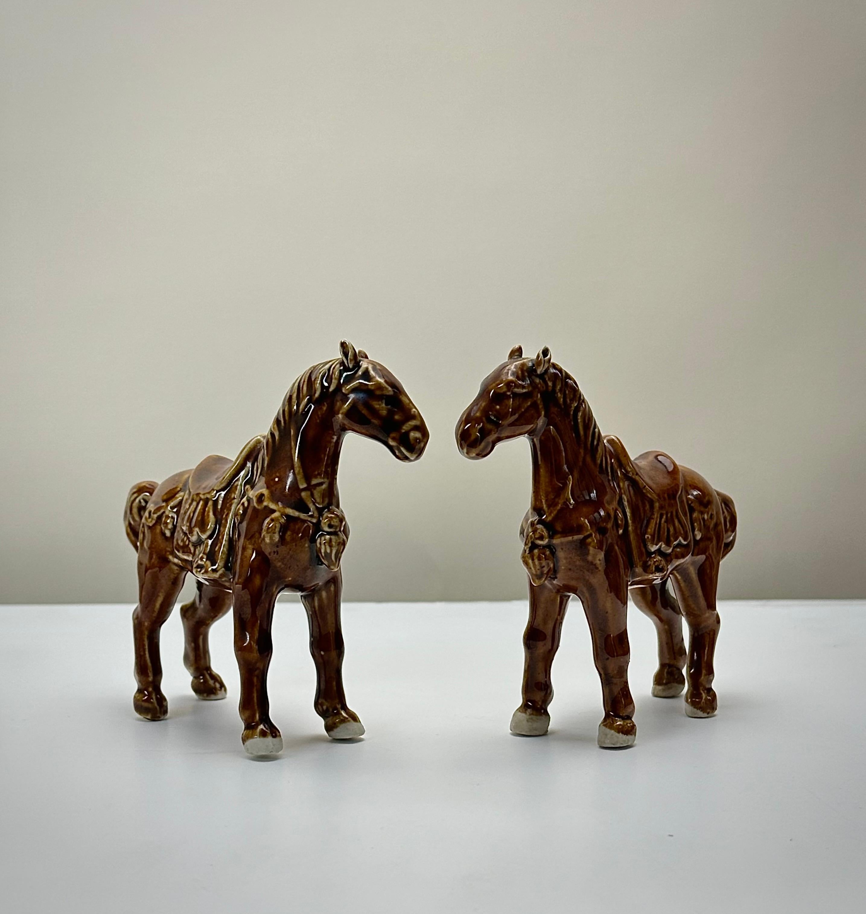 Chinesische Pferdefiguren aus glasiertem Treacle-Porzellan im Tang-Stil, ca. 1970er Jahre (Glasiert) im Angebot