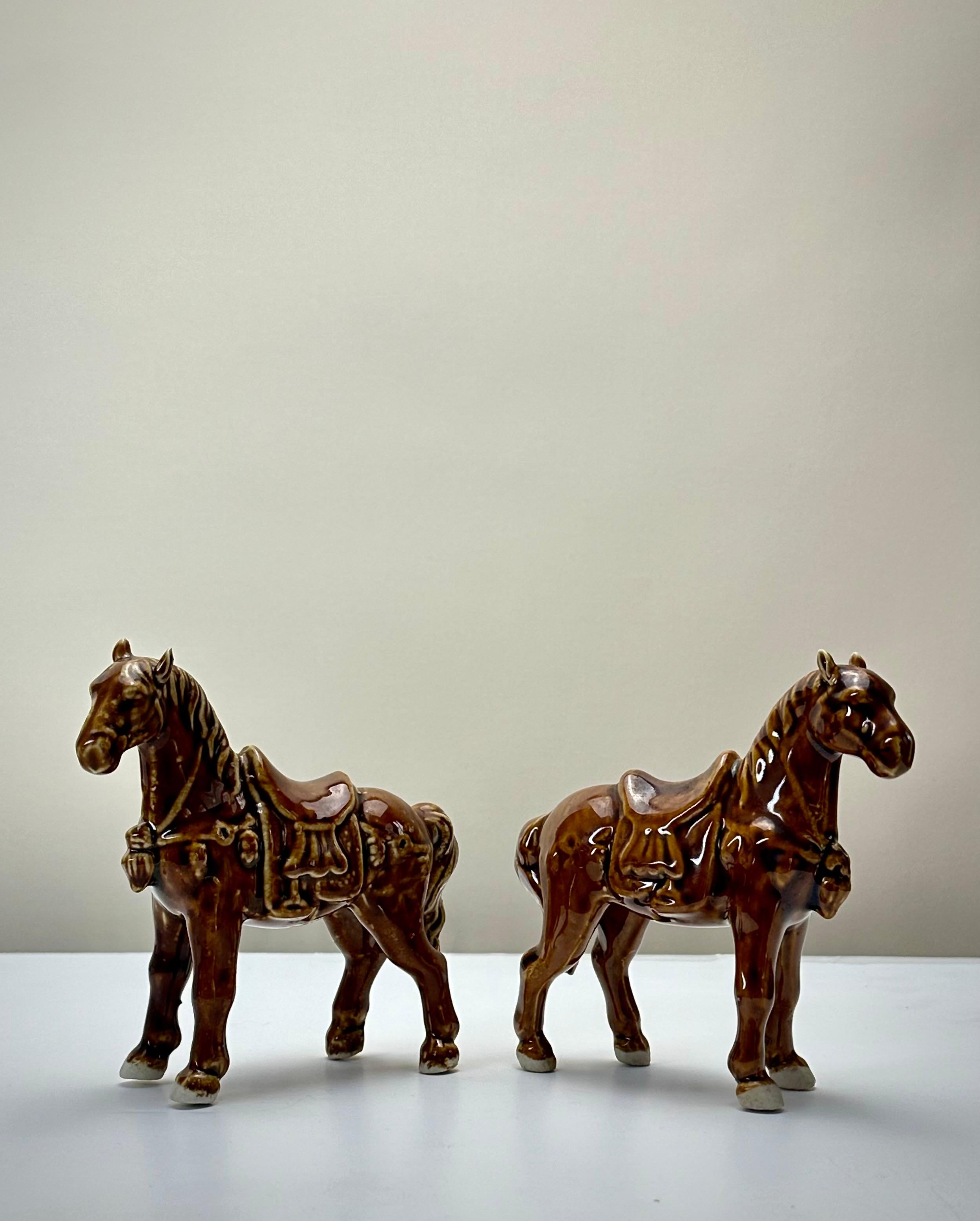 Chinesische Pferdefiguren aus glasiertem Treacle-Porzellan im Tang-Stil, ca. 1970er Jahre im Zustand „Gut“ im Angebot in Glasgow, GB