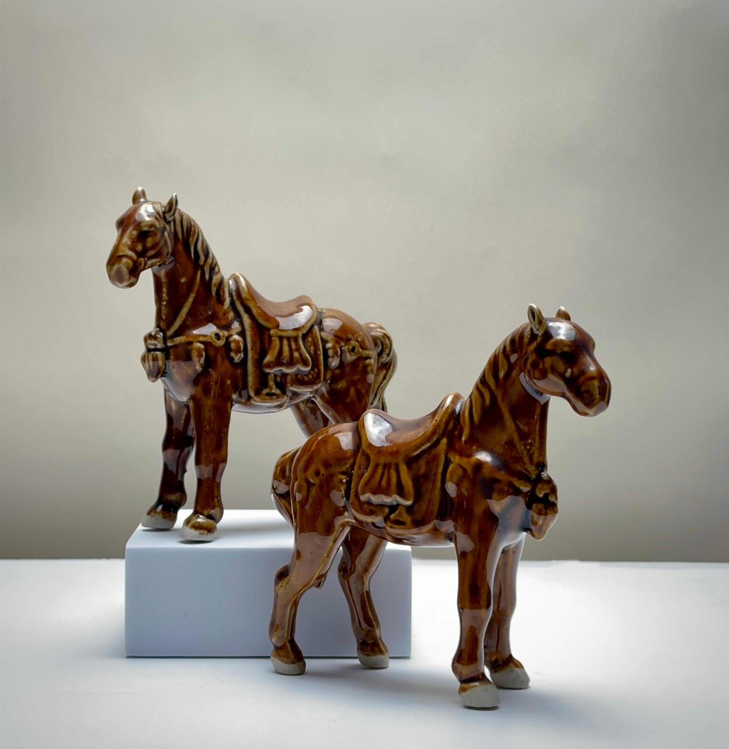 Chinesische Pferdefiguren aus glasiertem Treacle-Porzellan im Tang-Stil, ca. 1970er Jahre (Ende des 20. Jahrhunderts) im Angebot