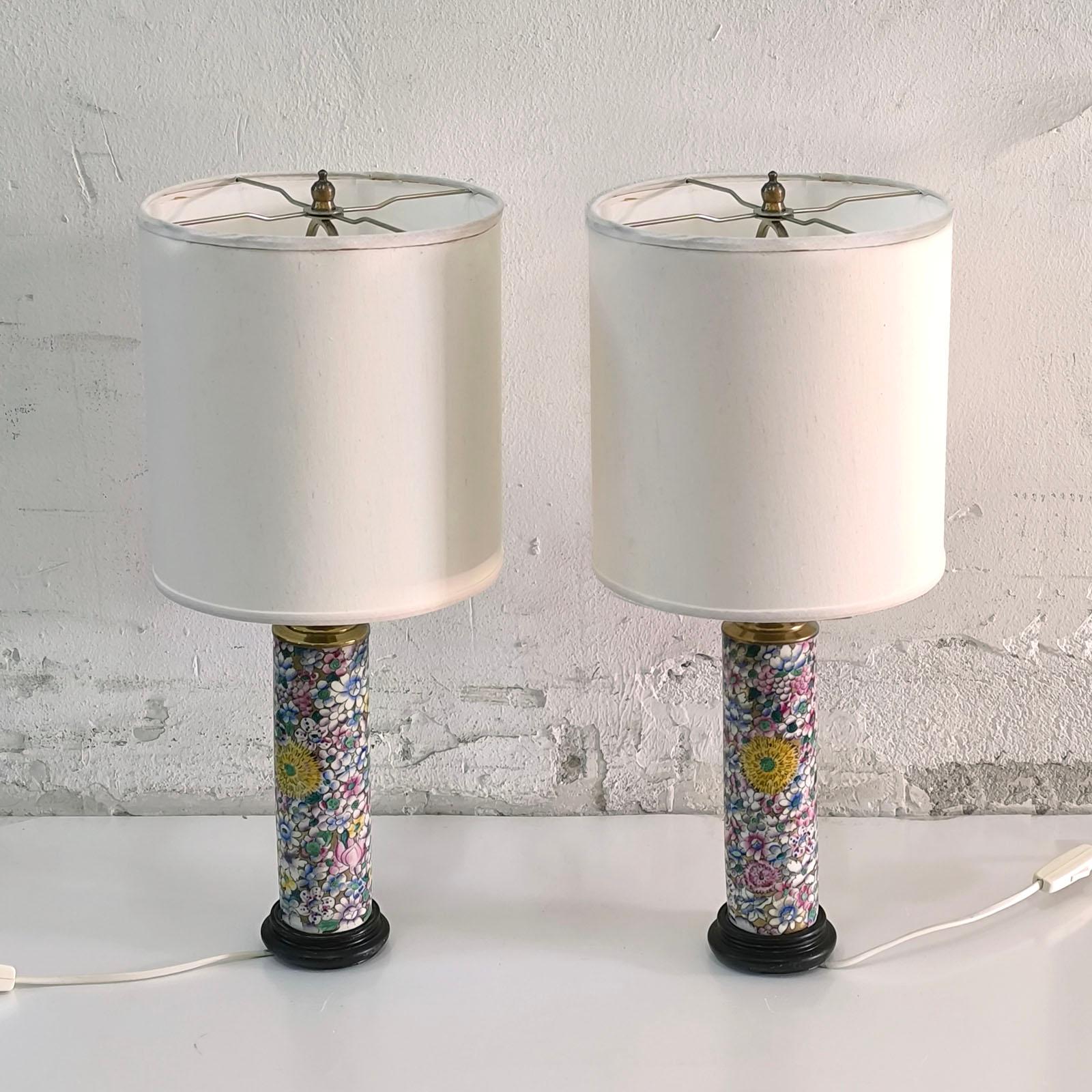 A pair of Chinese cylinder brush vases converted into lamps. Polychrome decor of flowers and leaves.
Very good overall condition, no chips or cracks.
For sale without shades, the shades are only for design and exhibition purposes.

Overall height of