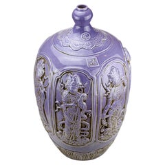 Paire de vases en céramique représentant des divinités bouddhistes chinoises  