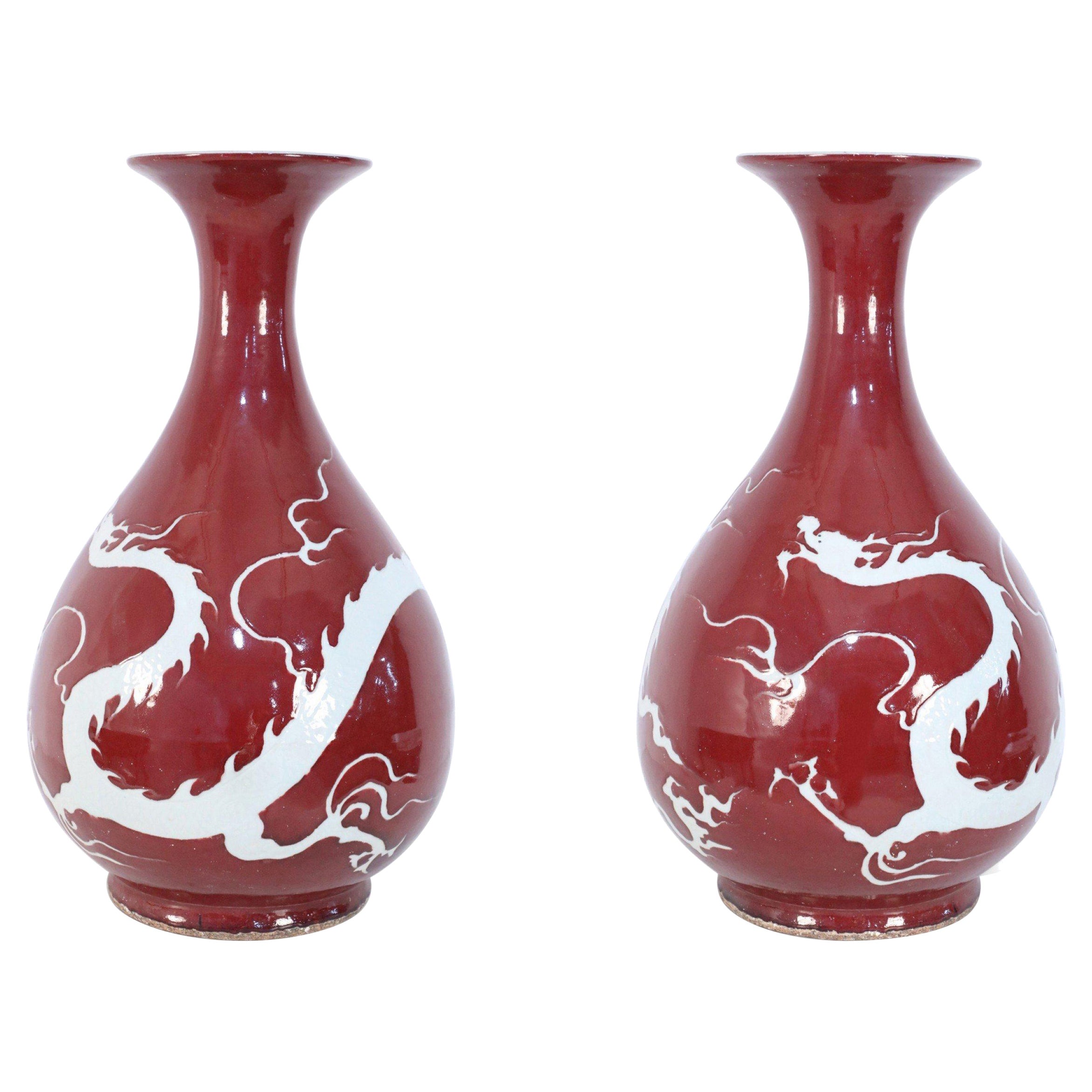 Paire de vases chinois à motif de dragon blanc et bourgogne