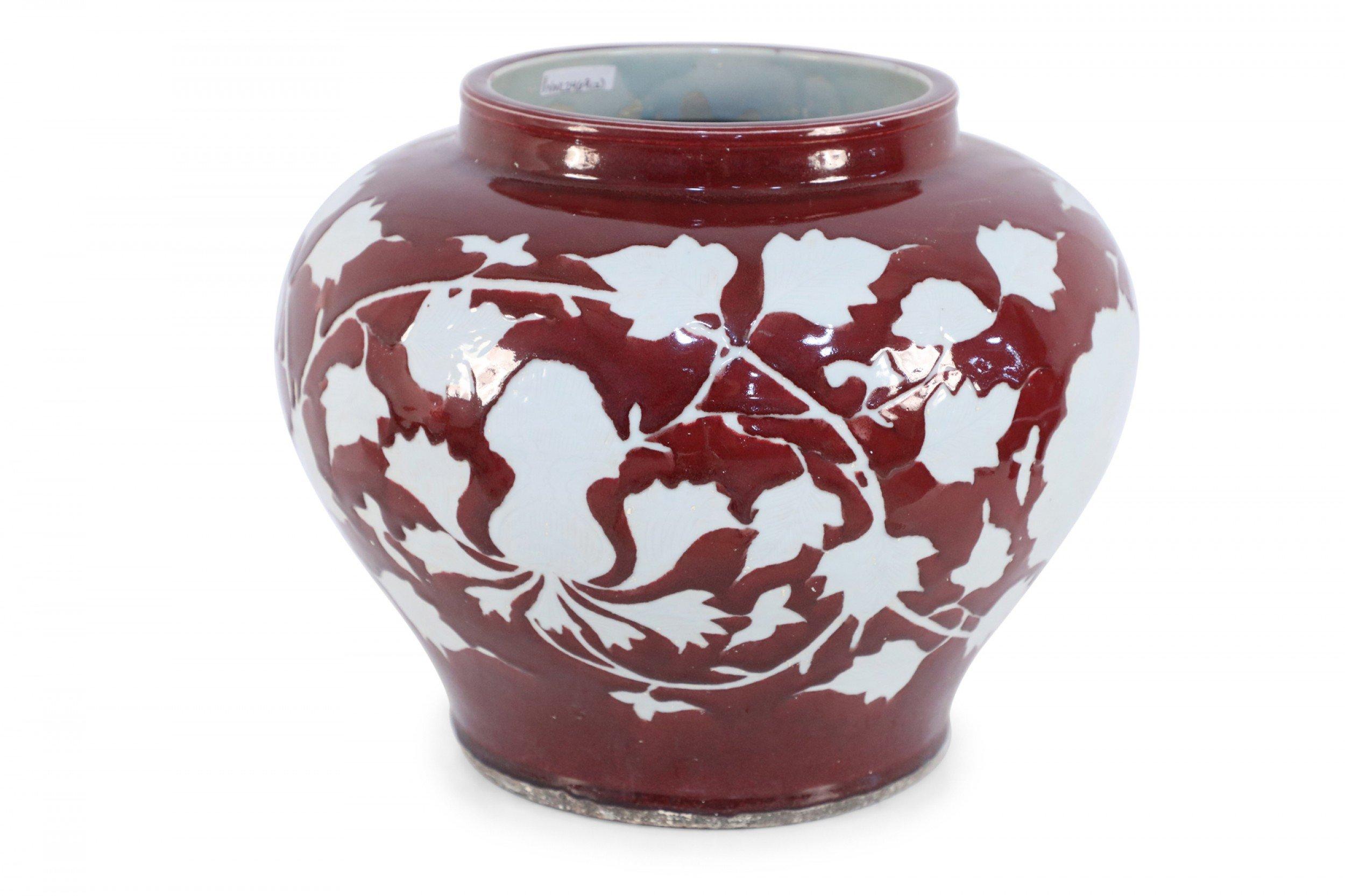 Hand-Crafted Pair of Chinese Burgundy and White Floral Motif Pots For Sale