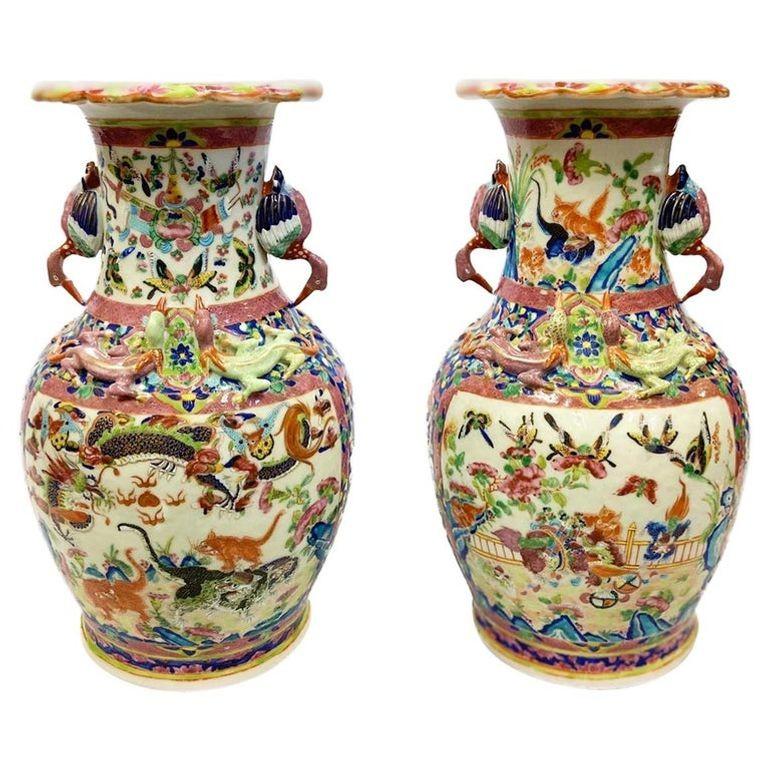 Paire de vases à médaillon rose de Chine du XIXe siècle de très bonne qualité, chacun avec de magnifiques couleurs roses, bleues et vertes, des poignées d'oiseaux exotiques de chaque côté, des lézards entourant les cols, des panneaux peints