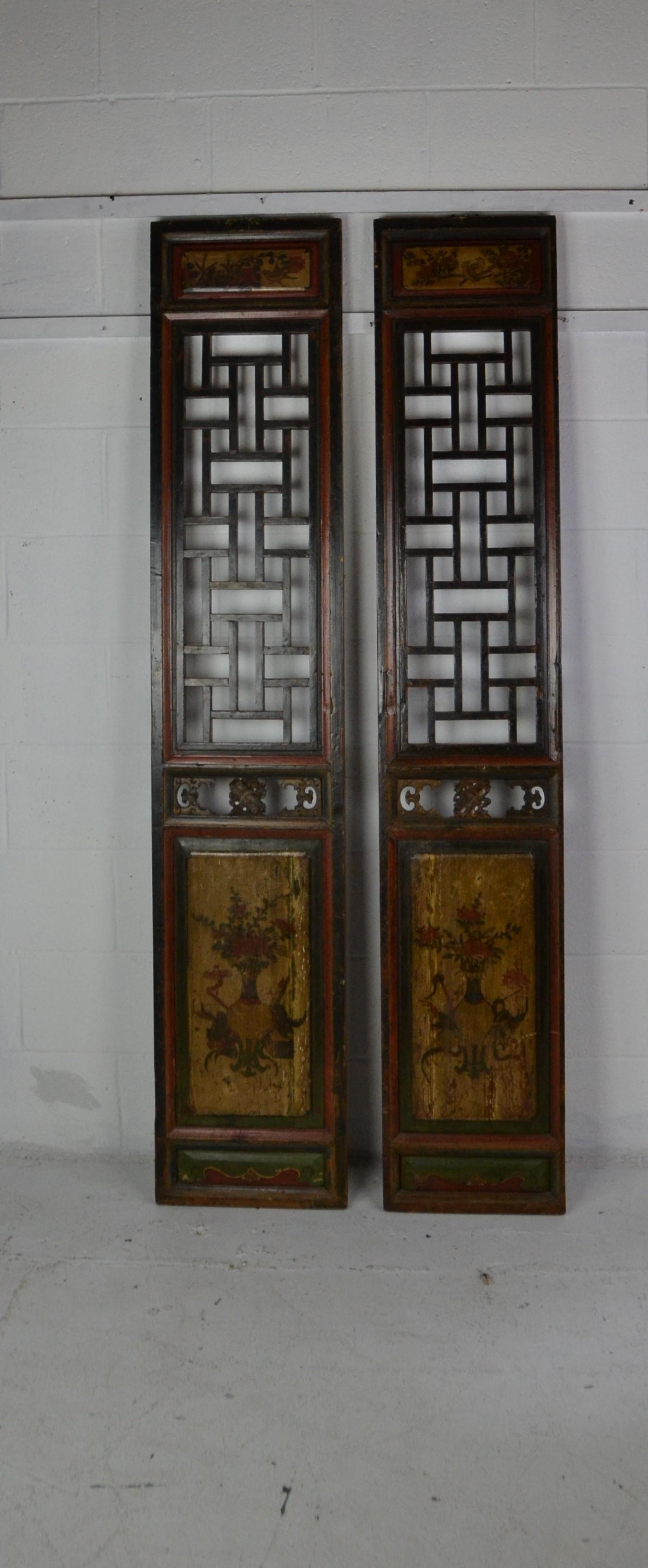 Chinois Paire de panneaux chinois sculptés et peints en vente