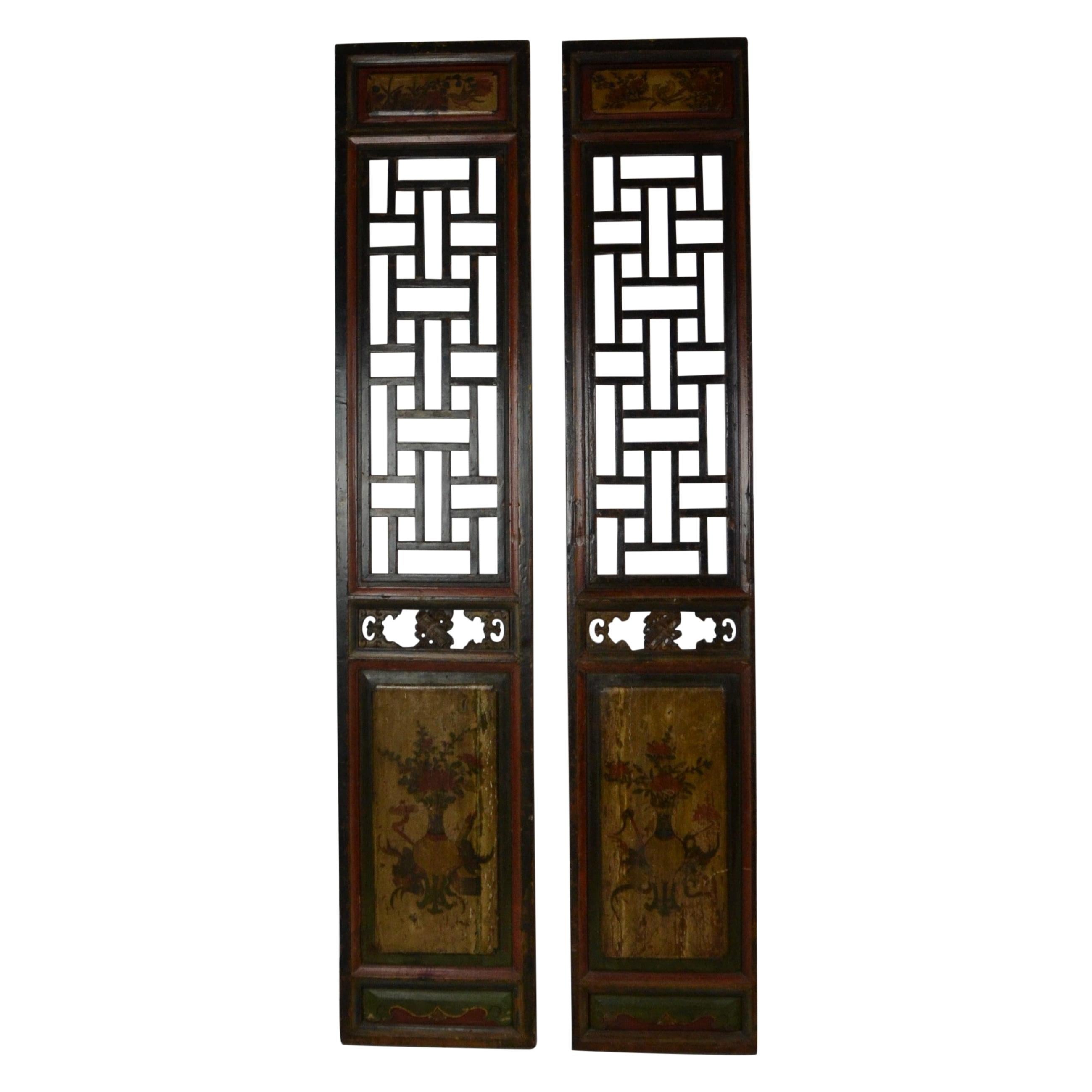 Paire de panneaux chinois sculptés et peints en vente