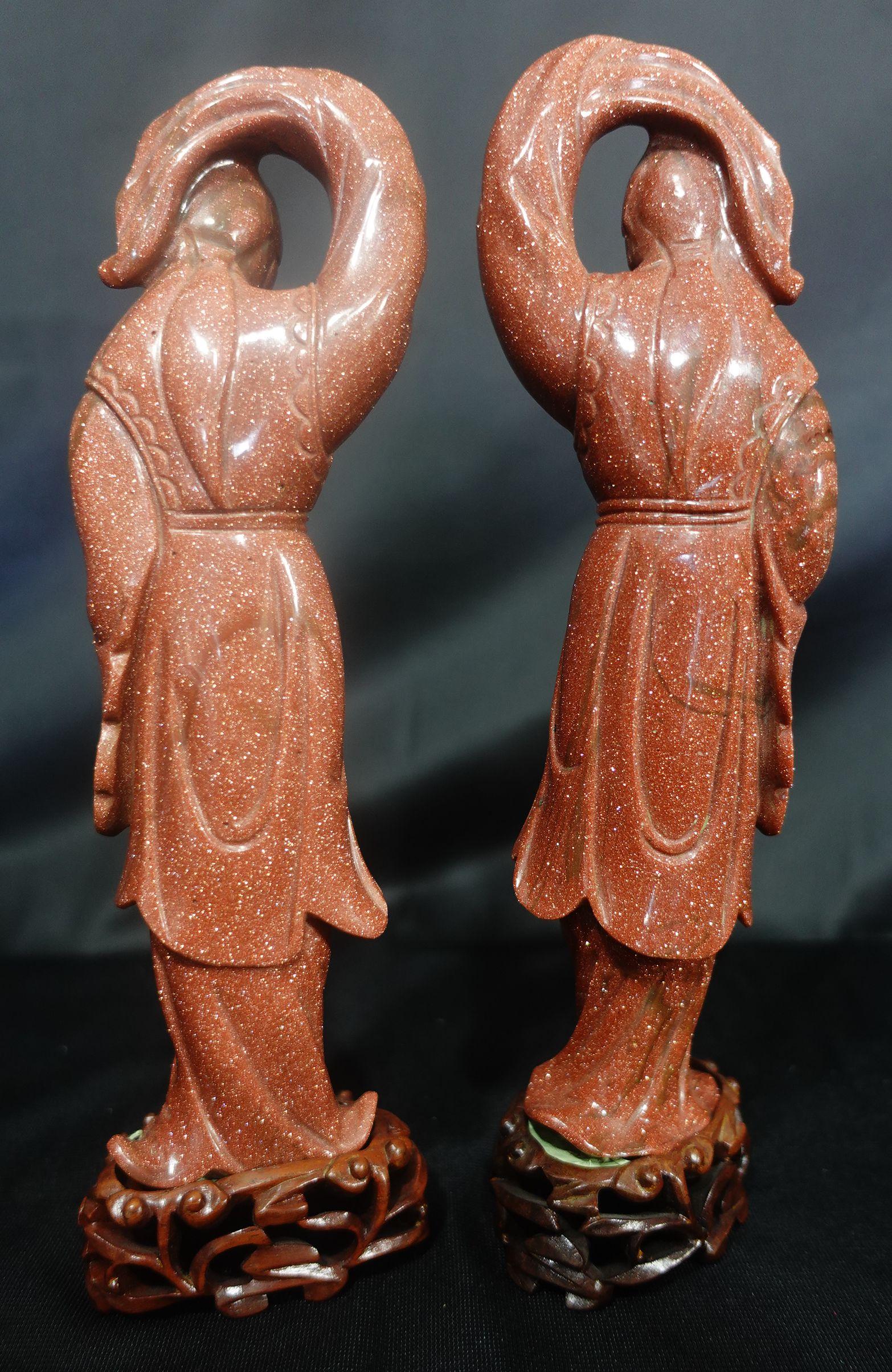 Paar chinesische geschnitzte Aventurin- Quanyin-Figuren aus Quanyin  (Chinesisch) im Angebot