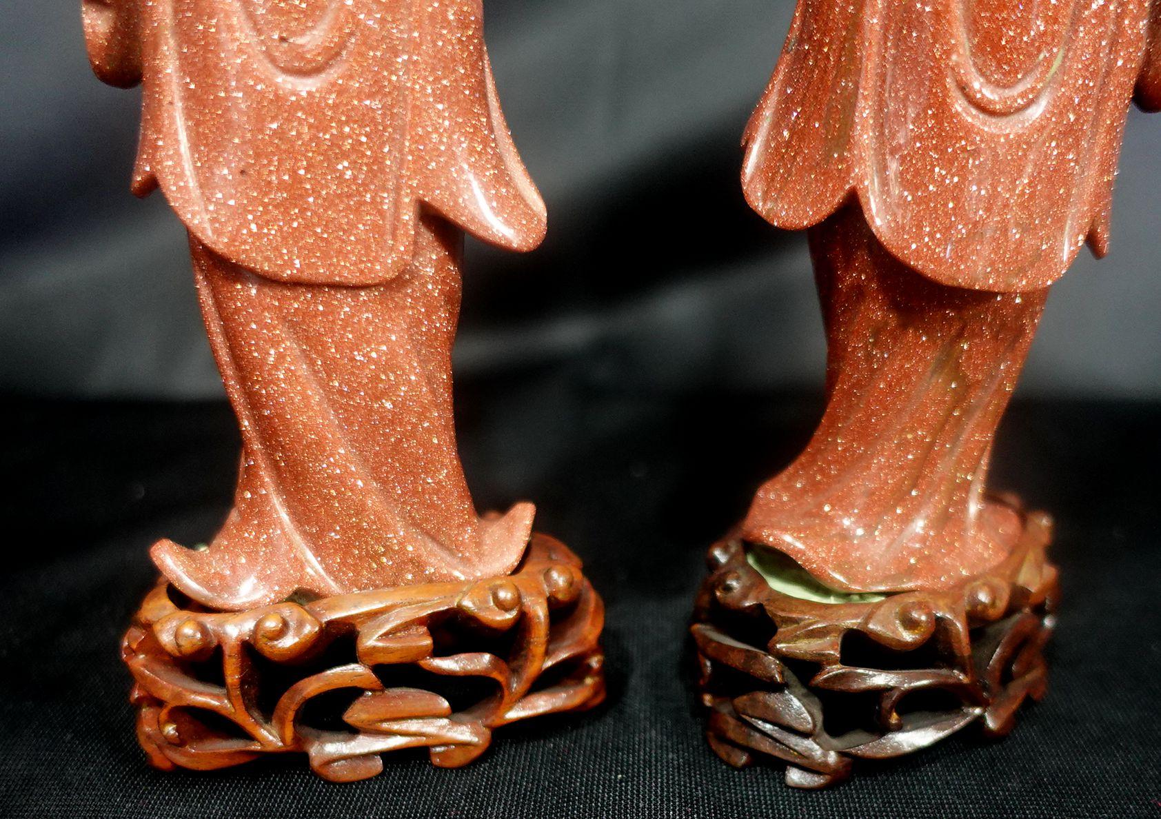 Sculpté à la main Paire de figures chinoises Quanyin sculptées en aventurine en vente