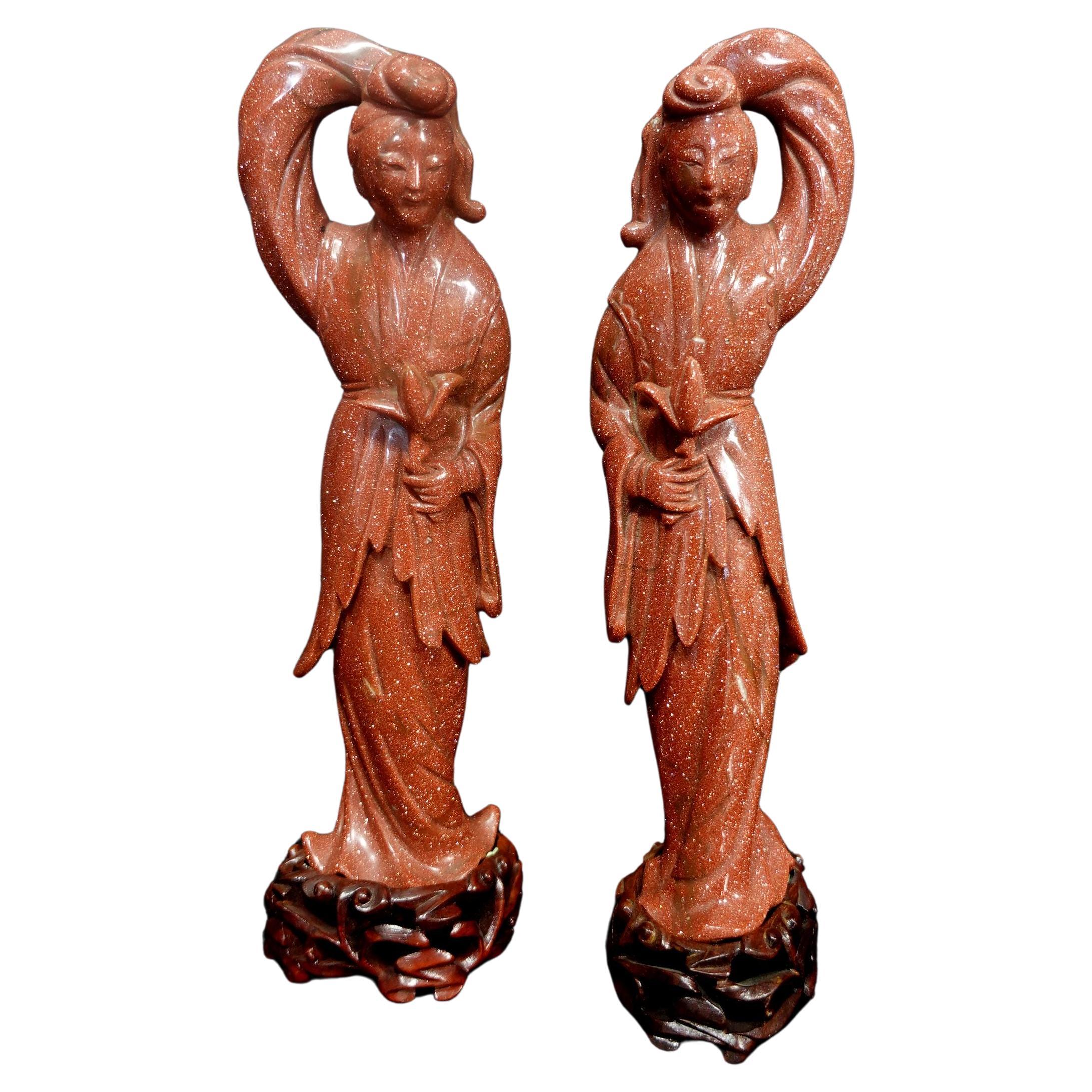 Paar chinesische geschnitzte Aventurin- Quanyin-Figuren aus Quanyin  im Angebot