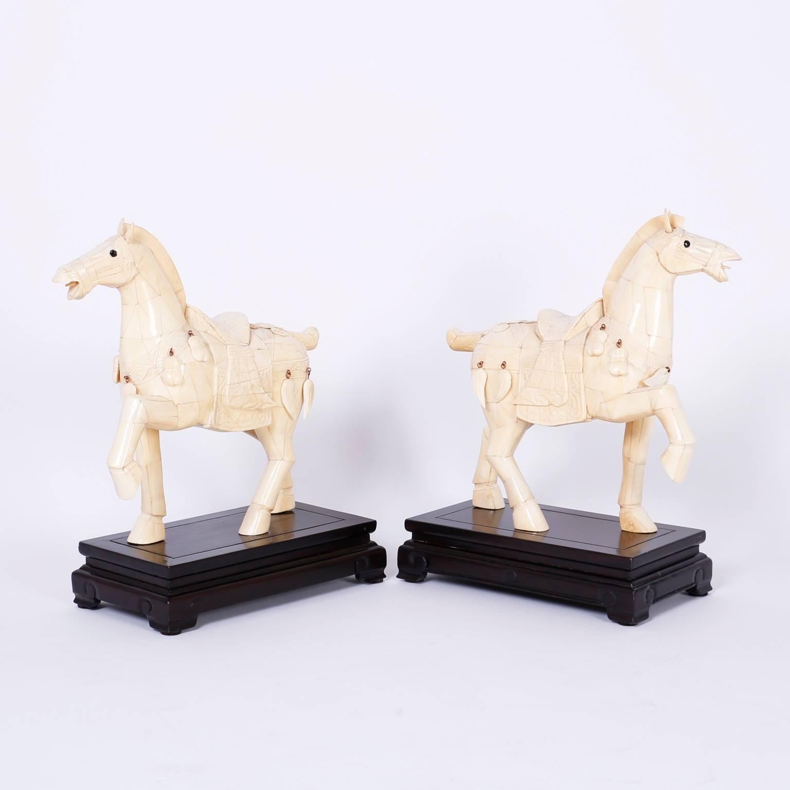 Mid-Century Modern Paire de chevaux chinois sculptés en os