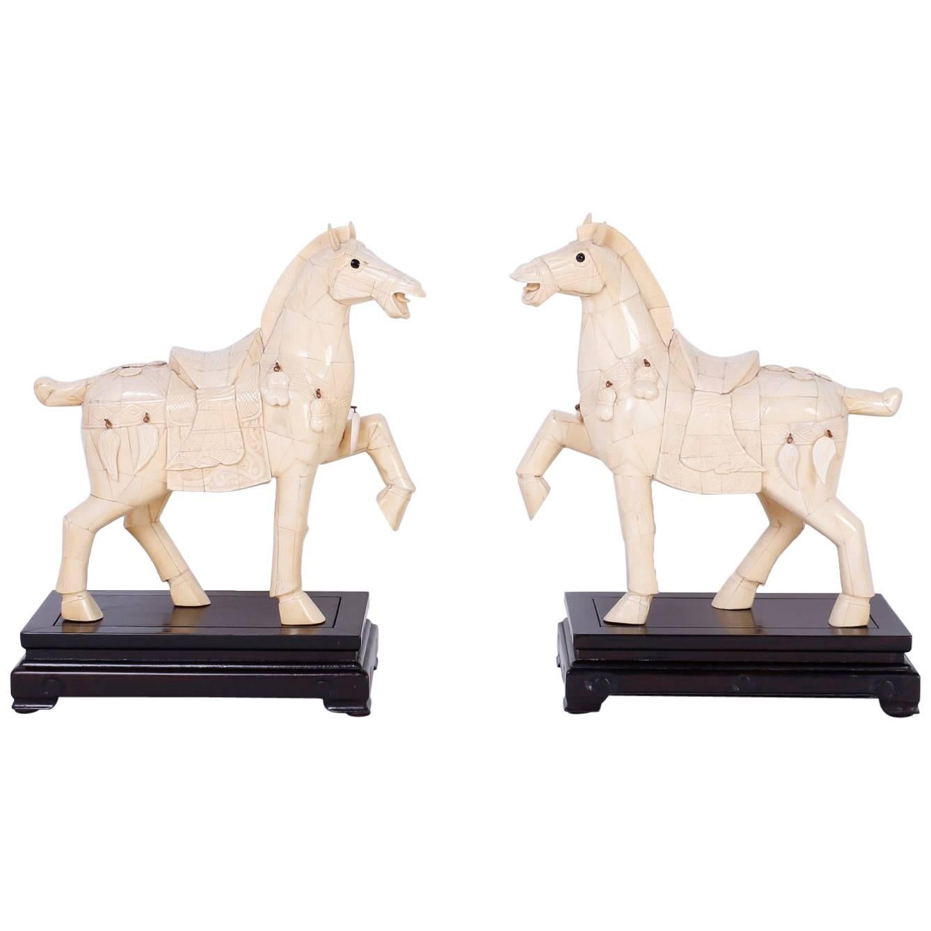 Paire de chevaux chinois sculptés en os