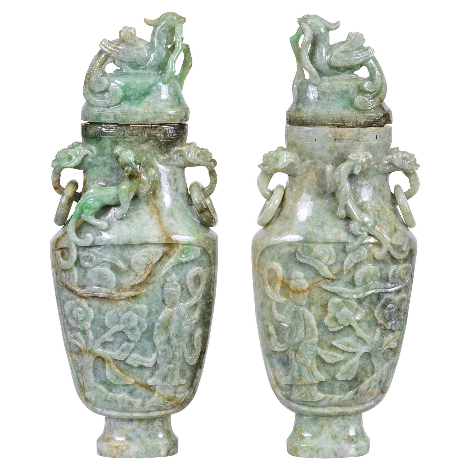 Paar chinesische geschnitzte archaische Vasen und Deckel aus Jadeit