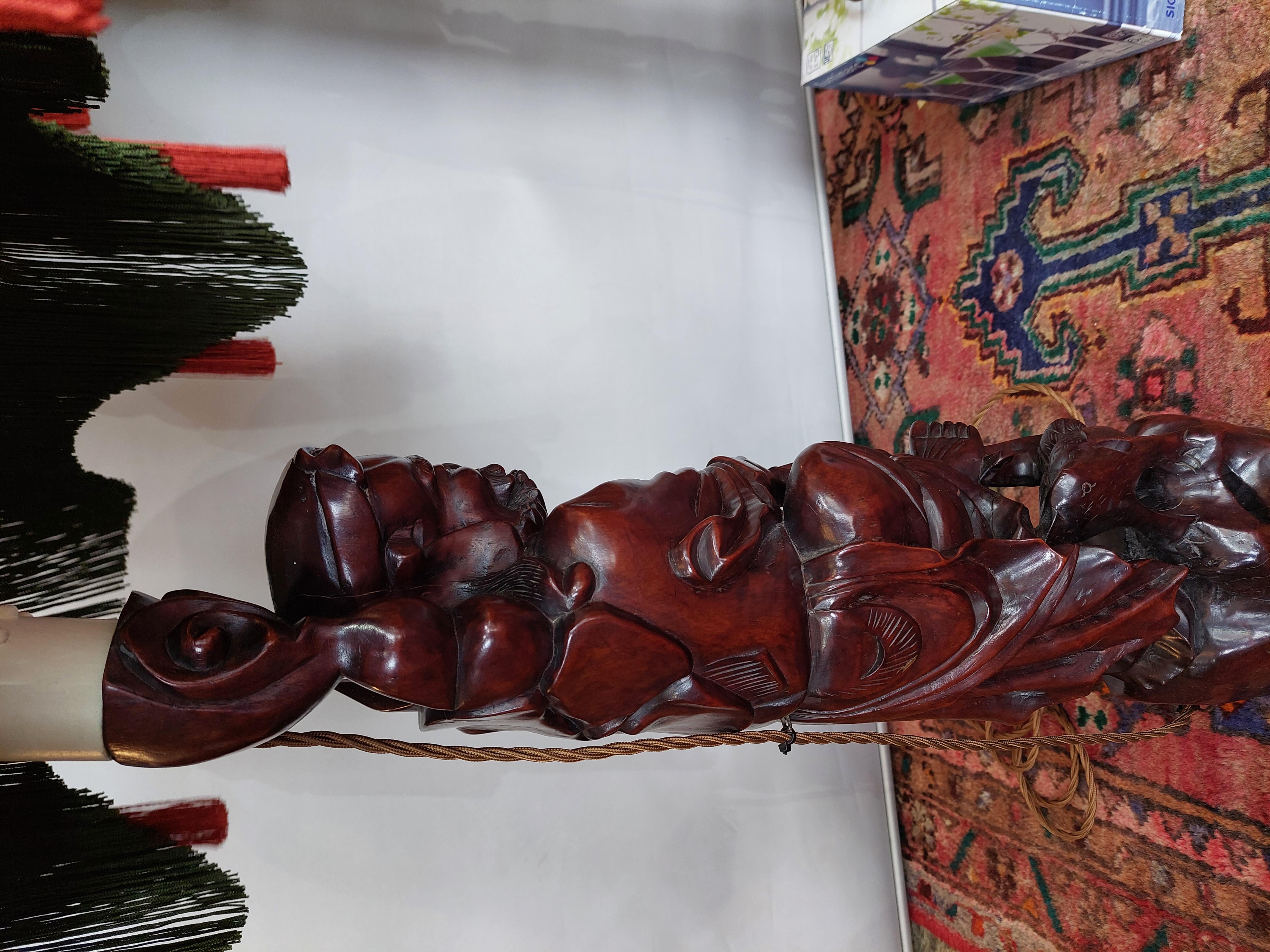 Paire de pieds de lampe figuratifs chinois en bois de racines sculpté en vente 4