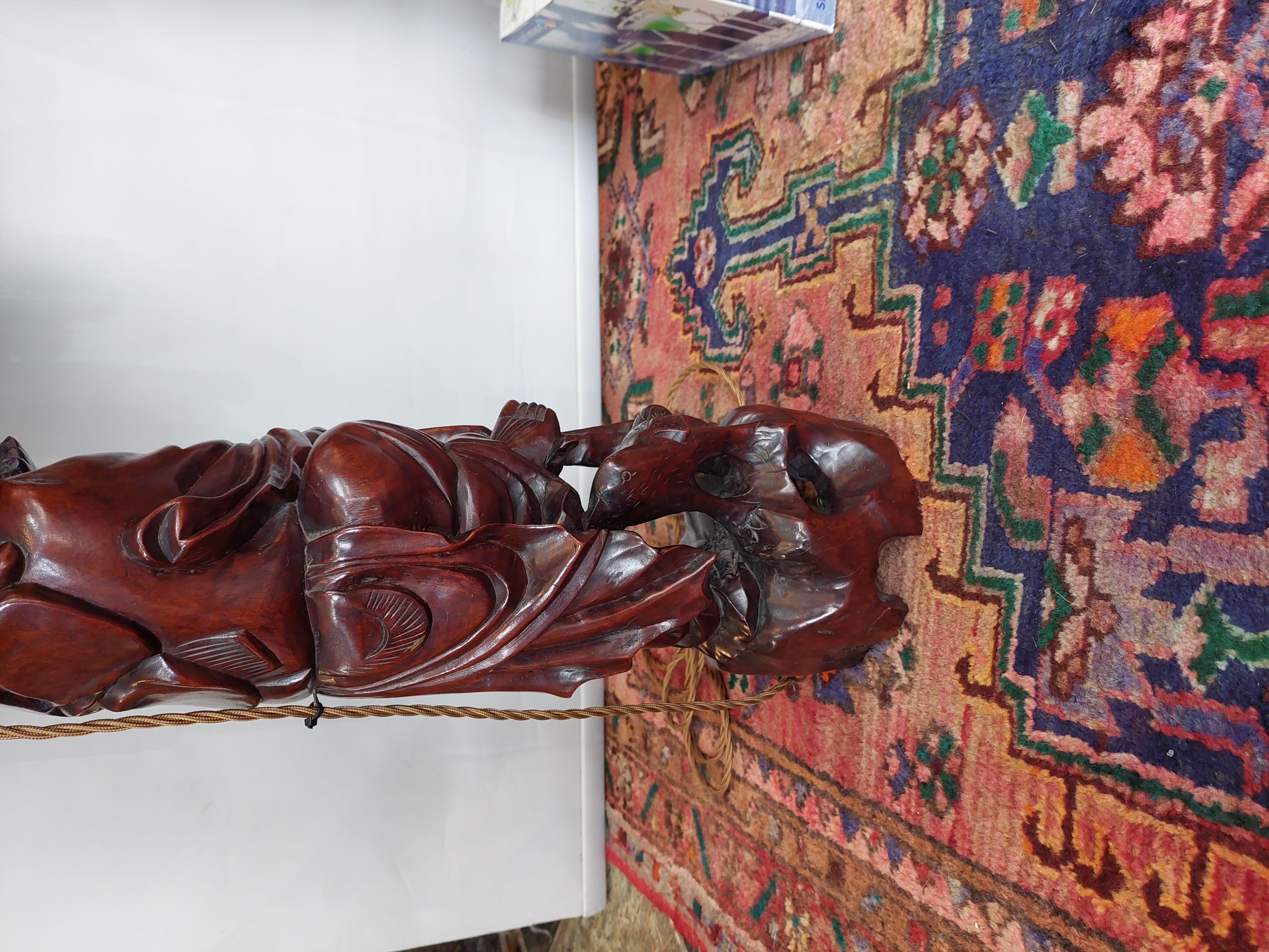Paire de pieds de lampe figuratifs chinois en bois de racines sculpté en vente 5