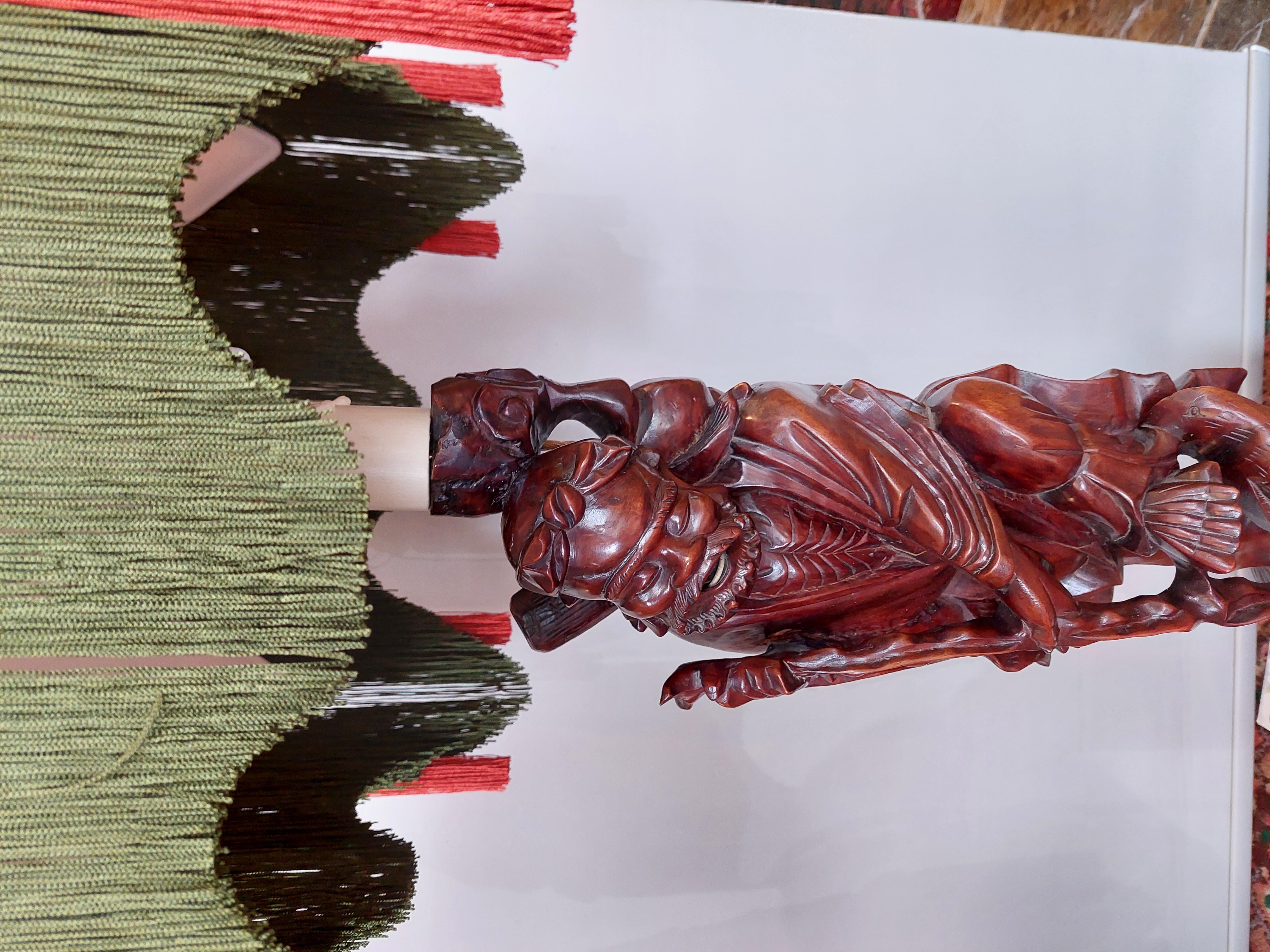 Paar chinesische figurale Lampensockel aus geschnitztem Wurzelholz (Chinesischer Export) im Angebot