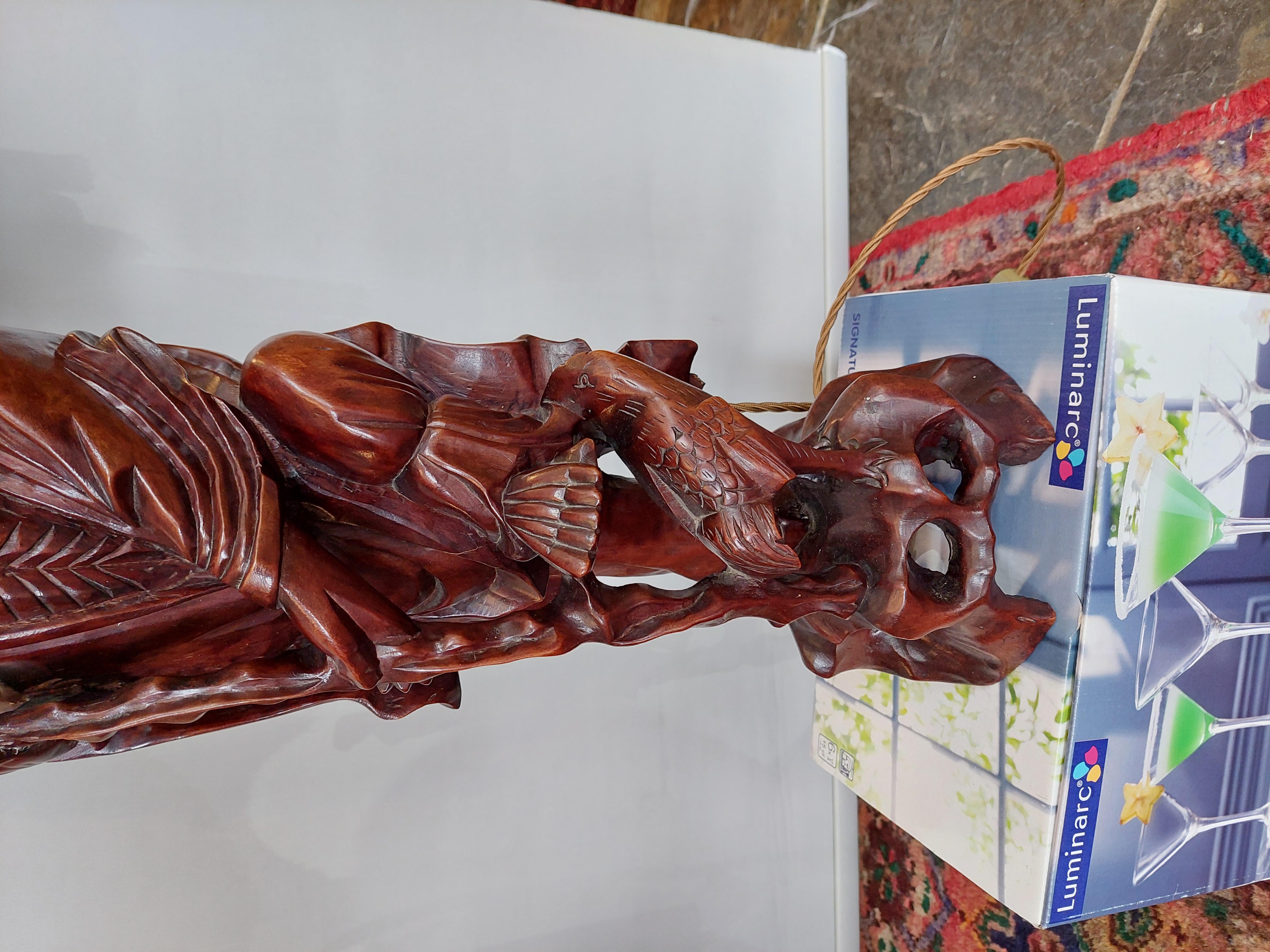 Paar chinesische figurale Lampensockel aus geschnitztem Wurzelholz im Zustand „Gut“ im Angebot in Altrincham, GB