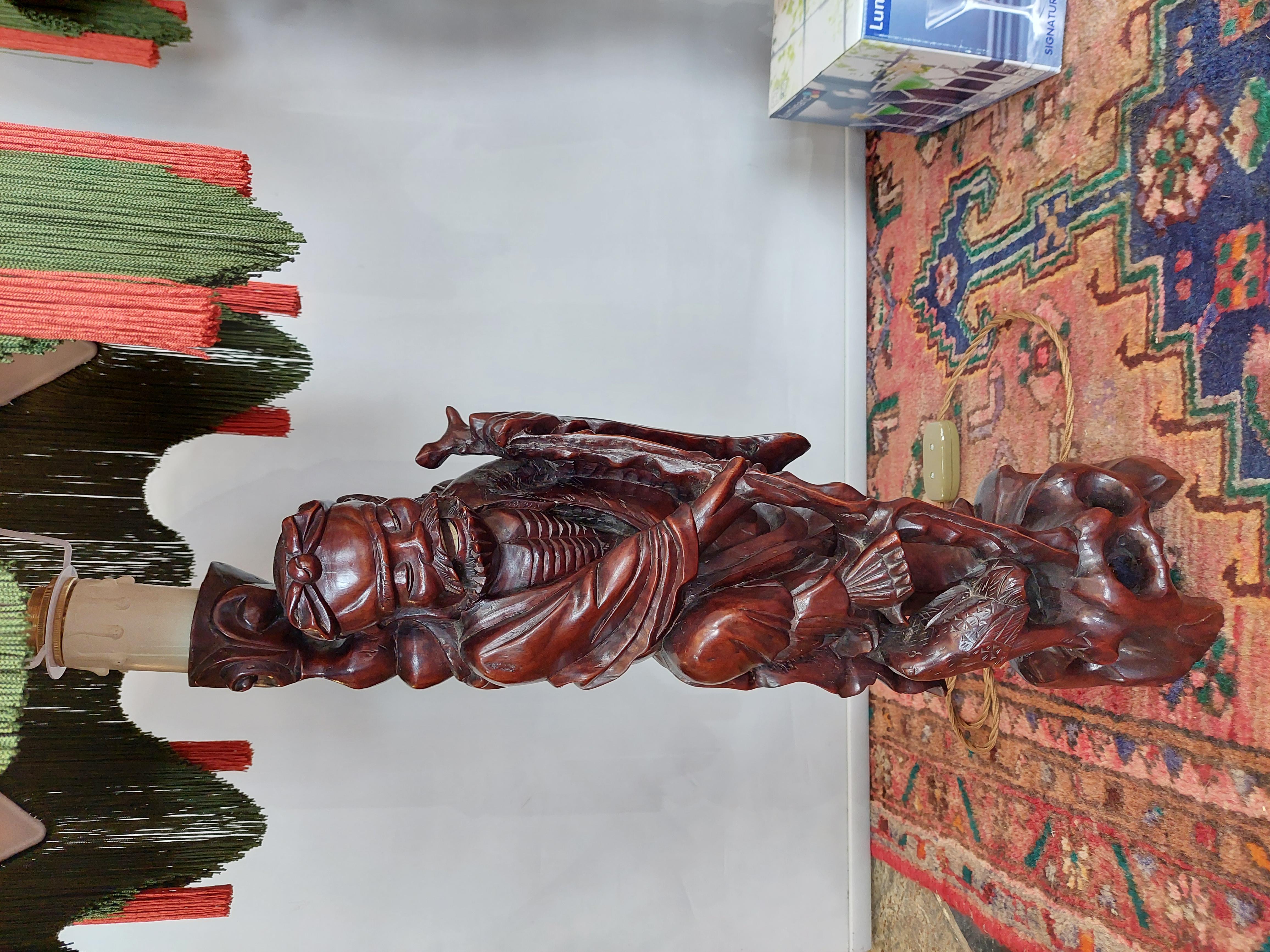 Paire de pieds de lampe figuratifs chinois en bois de racines sculpté en vente 1