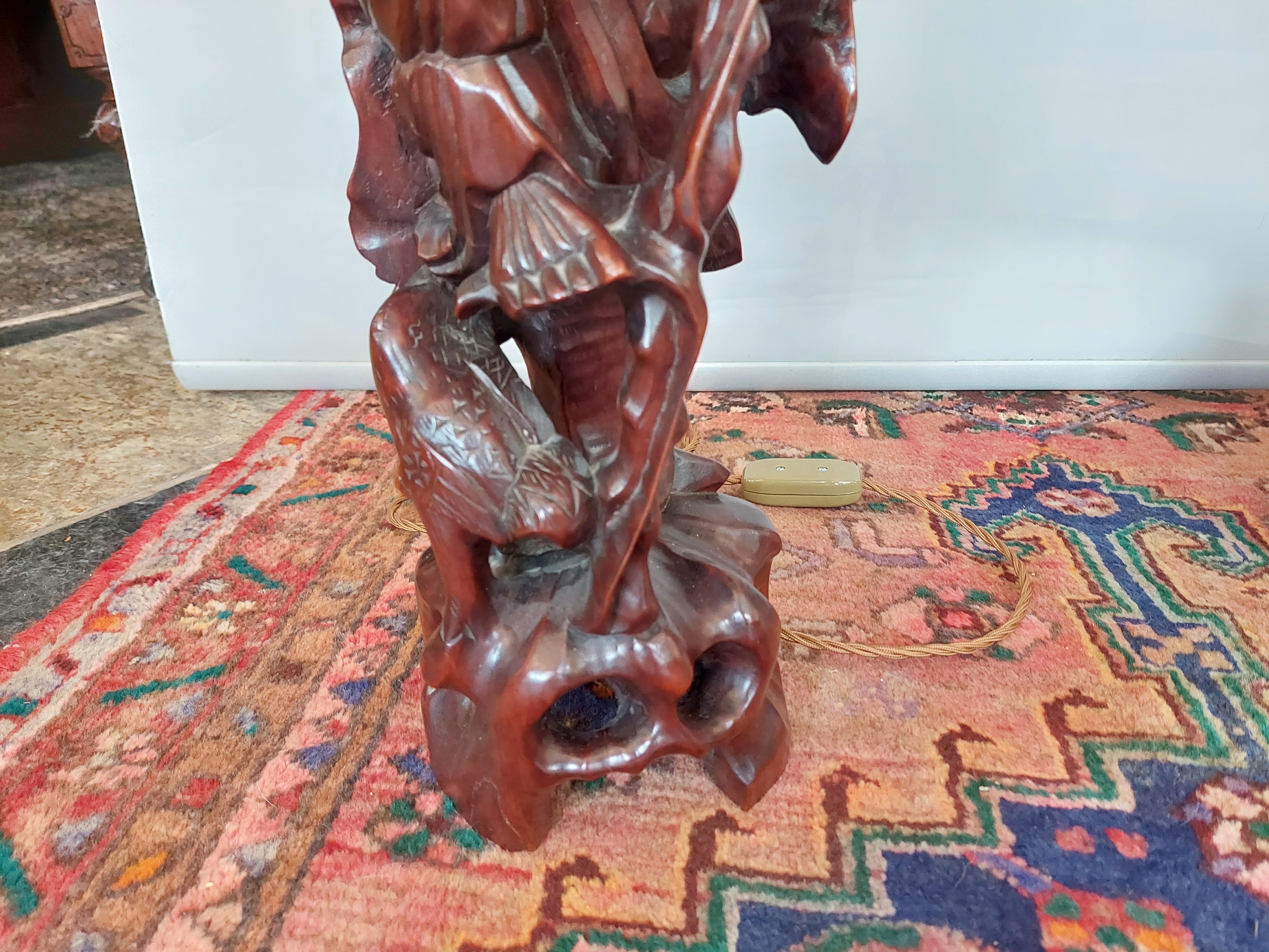 Paire de pieds de lampe figuratifs chinois en bois de racines sculpté en vente 2
