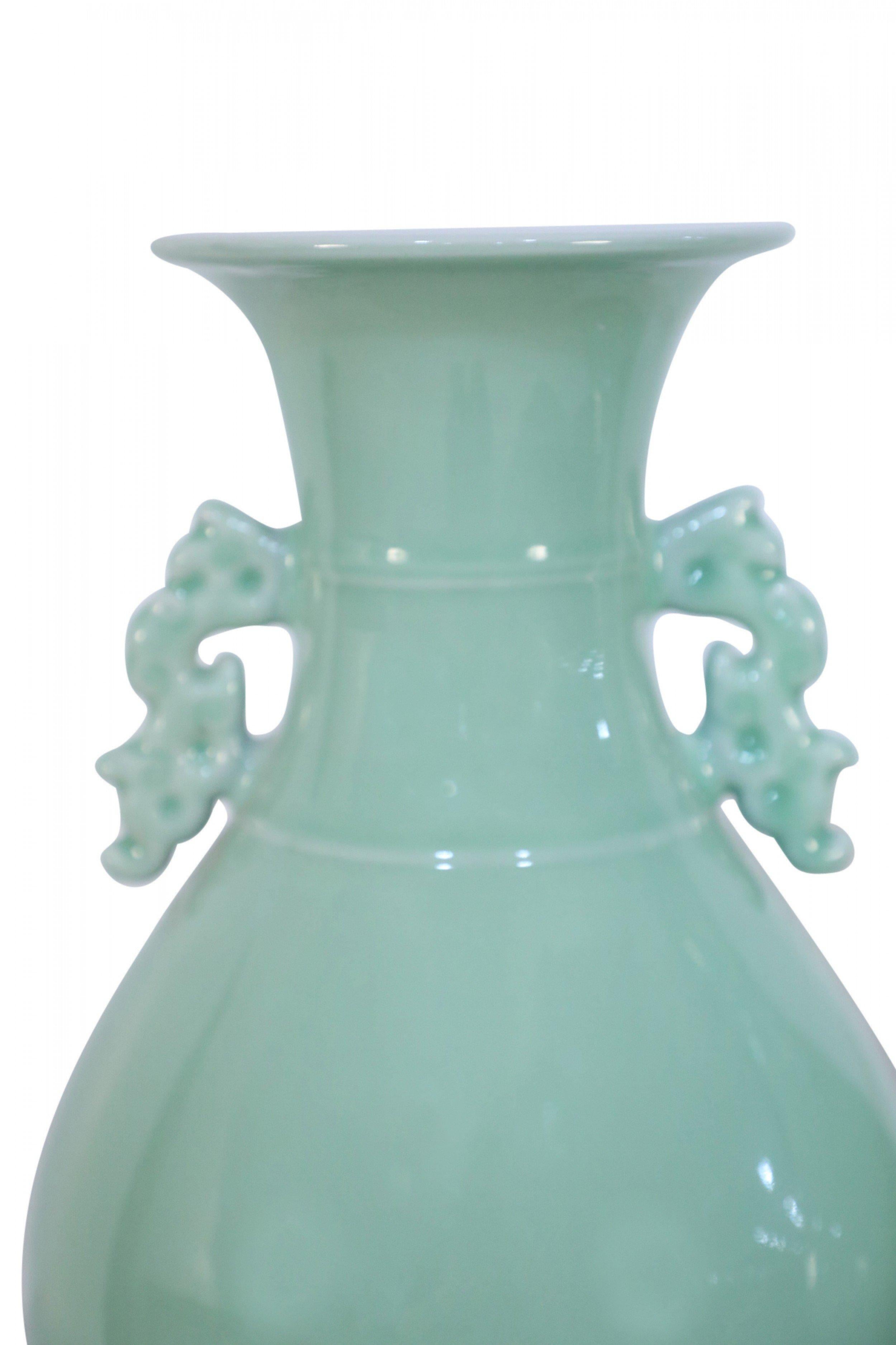 Coppia di vasi cinesi Celadon Balluster in vendita 2