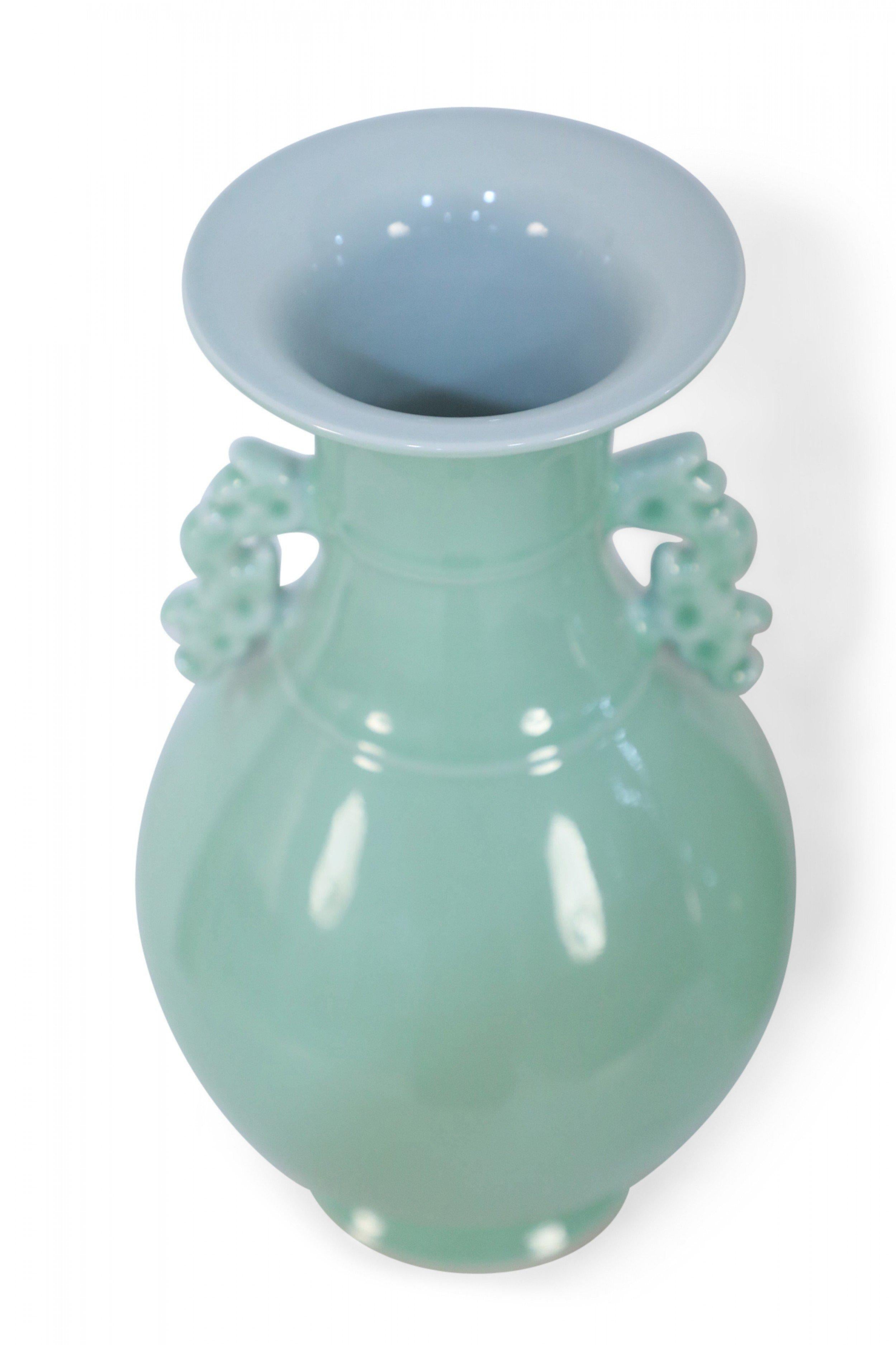Coppia di vasi cinesi Celadon Balluster in vendita 3