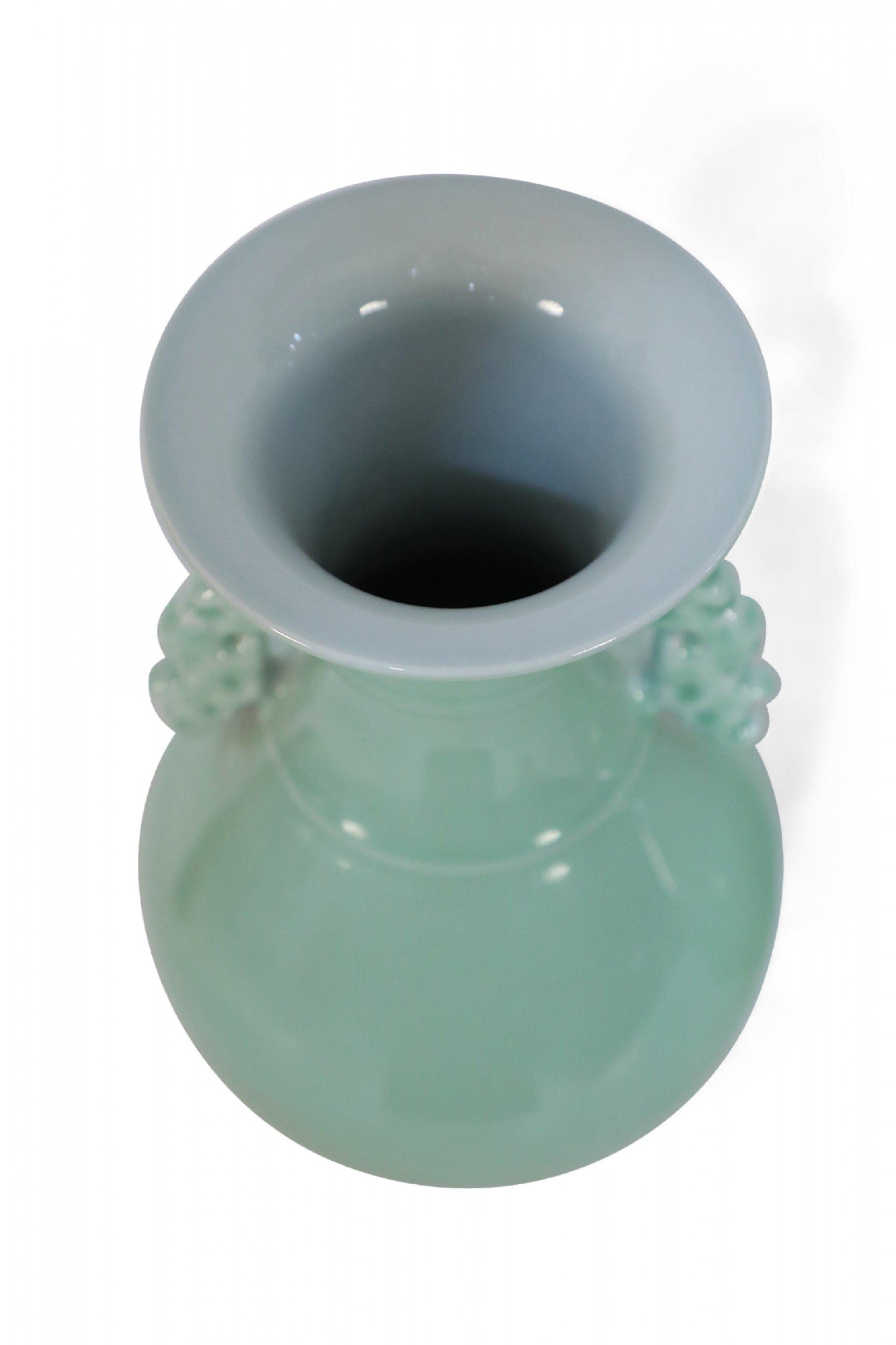 Coppia di vasi cinesi Celadon Balluster in vendita 4