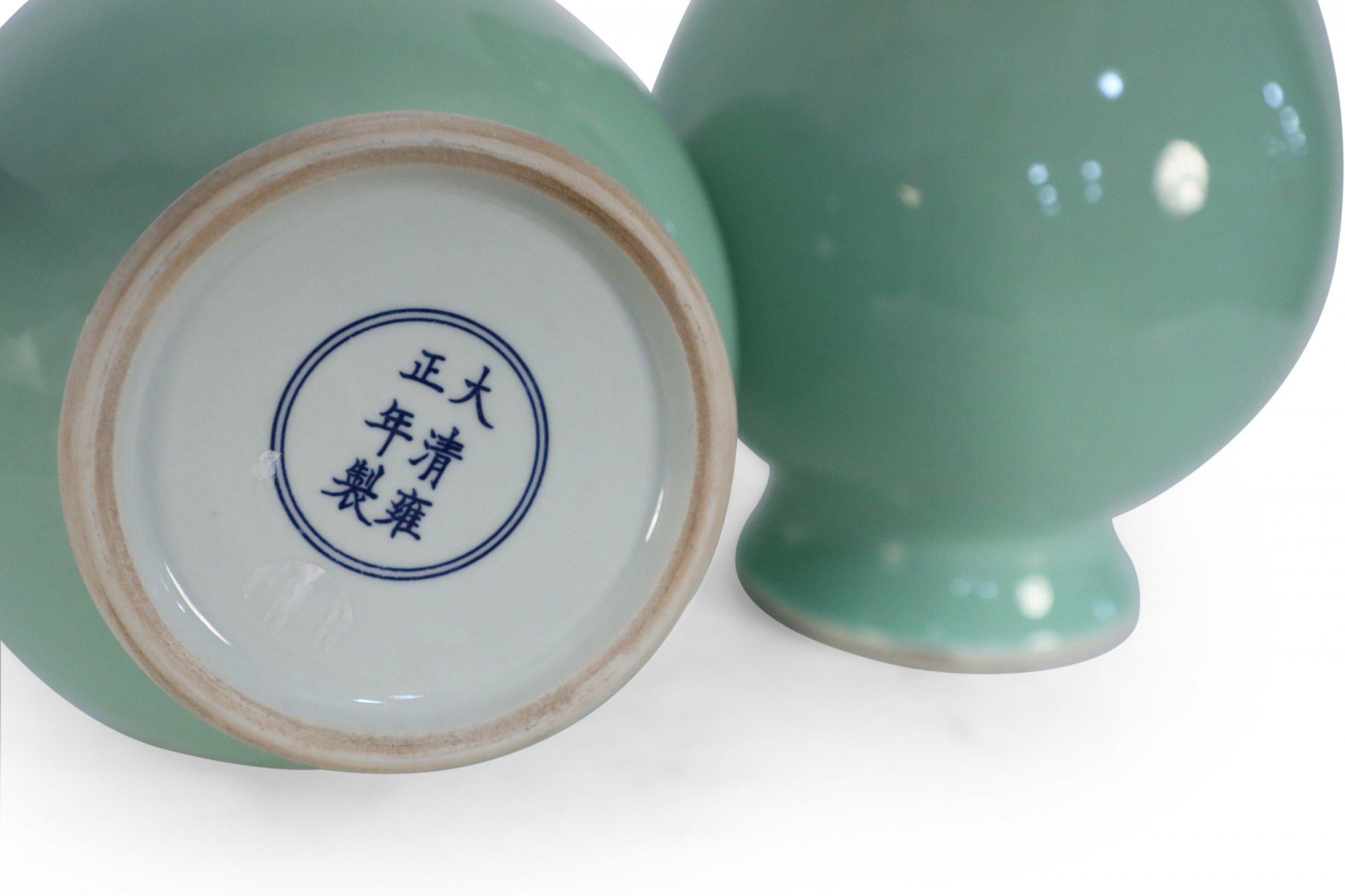Coppia di vasi cinesi Celadon Balluster in vendita 5