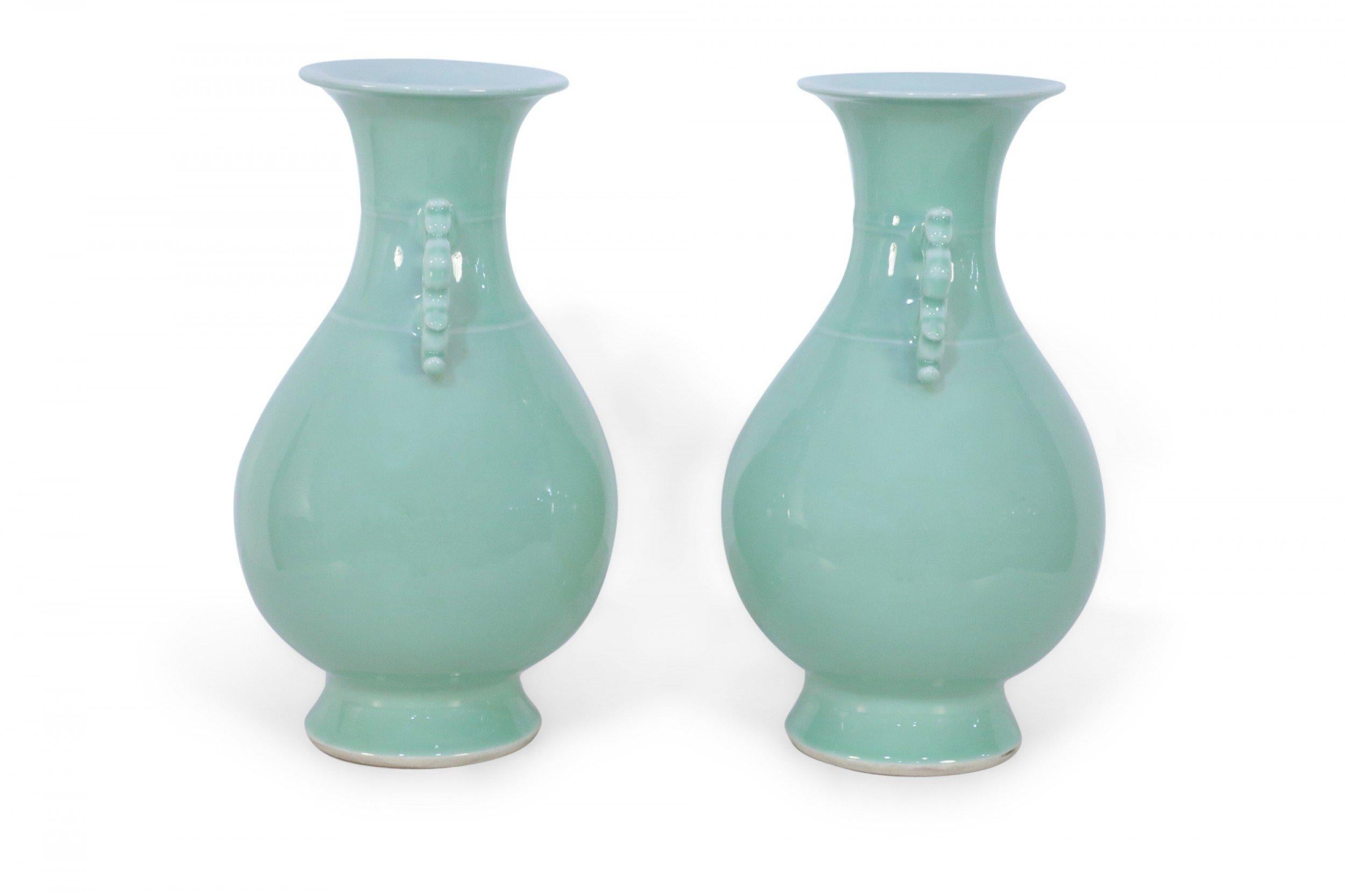 XX secolo Coppia di vasi cinesi Celadon Balluster in vendita