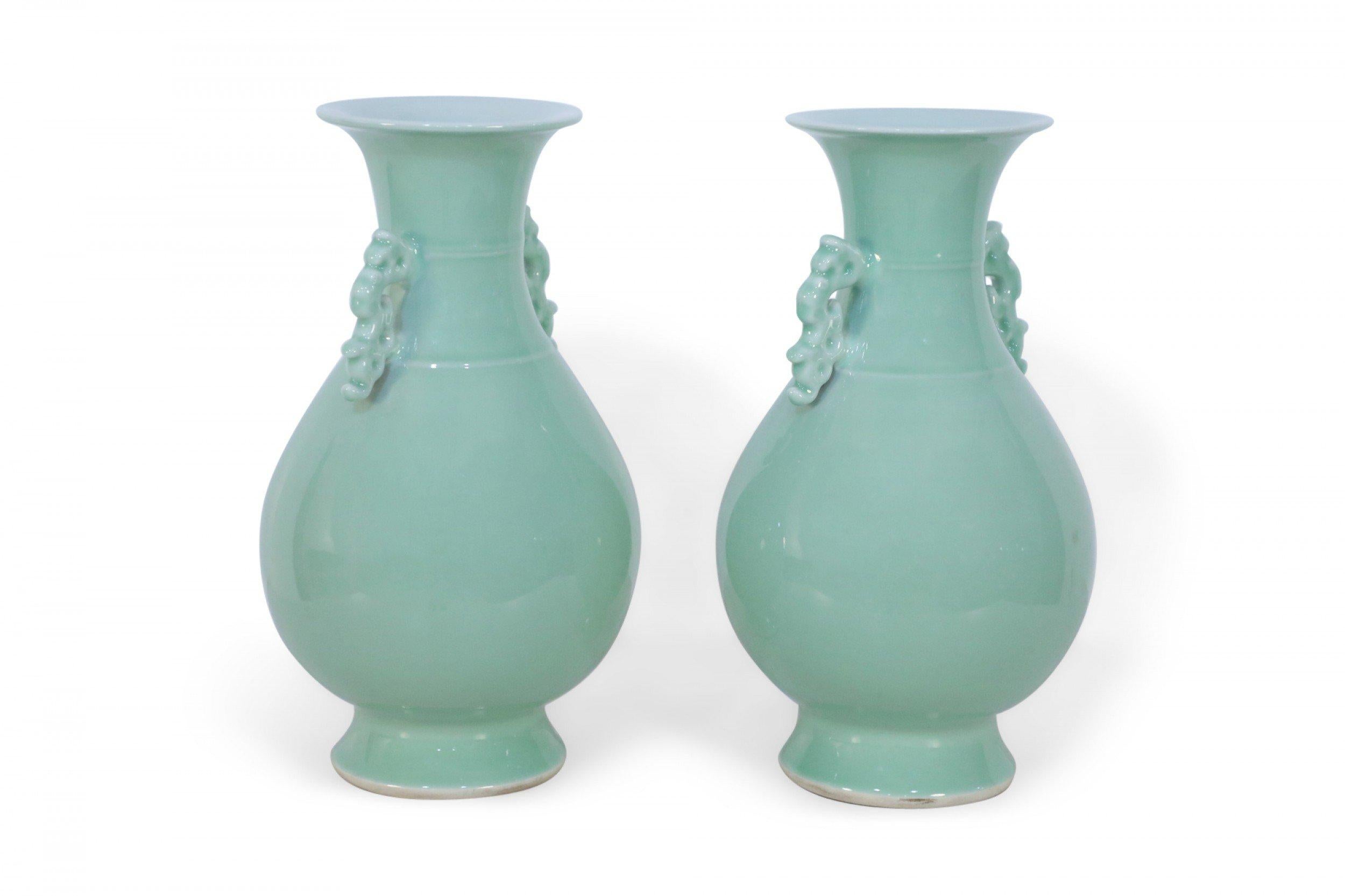 Porcellana Coppia di vasi cinesi Celadon Balluster in vendita