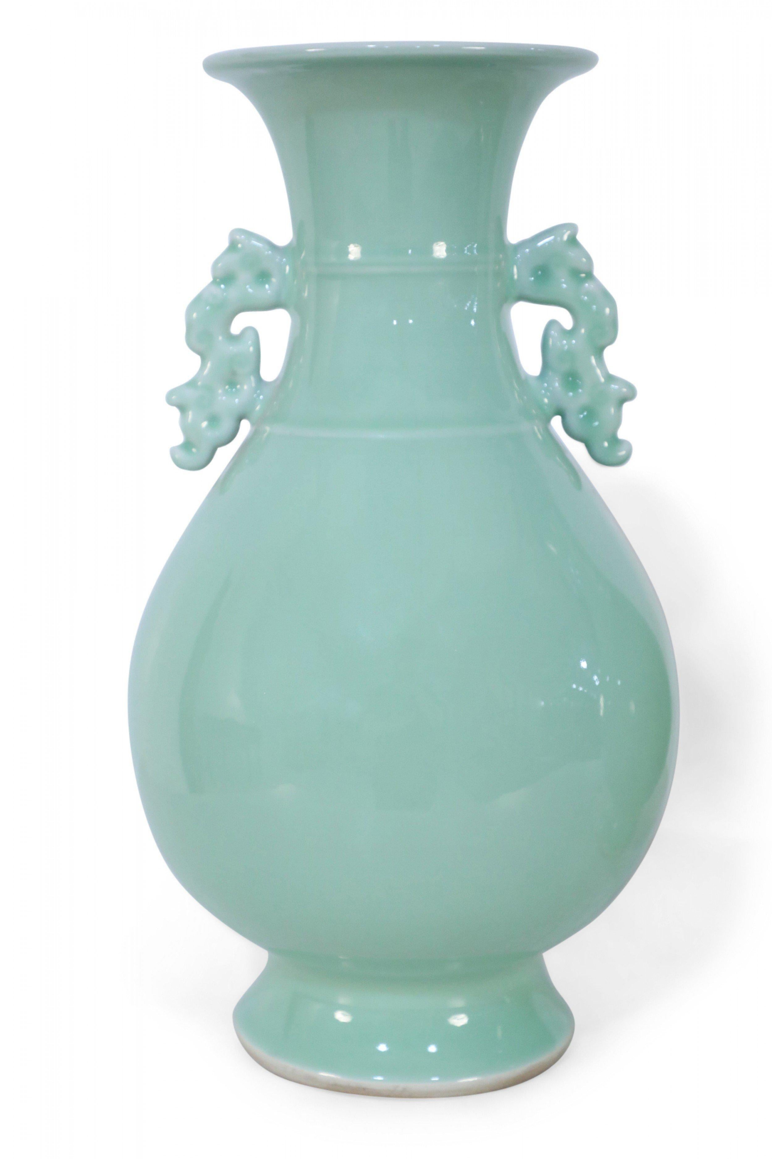 Coppia di vasi cinesi Celadon Balluster in vendita 1