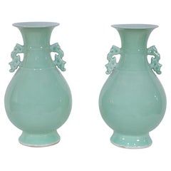 Paar chinesische Celadon-Baluster-Vasen aus Celadon
