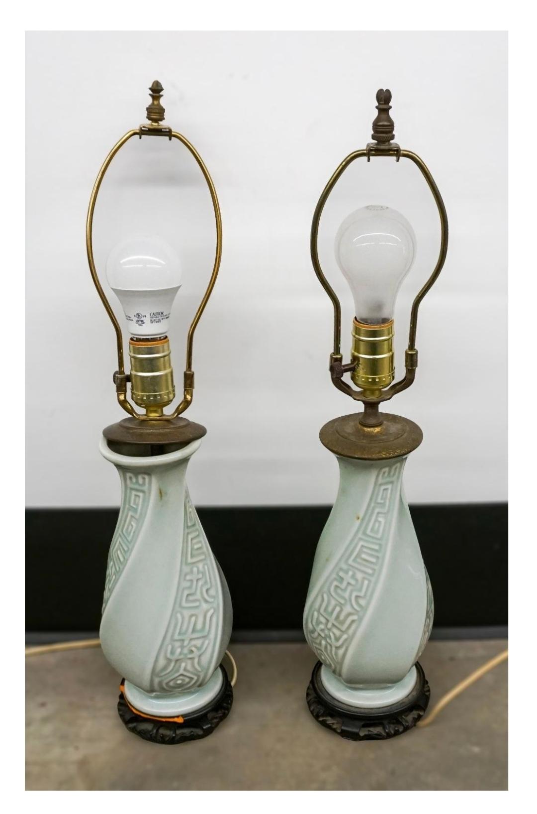 Pair of Chinese Celadon Glaze Porcelain Vases Mounted as Table Lamps Chino en venta