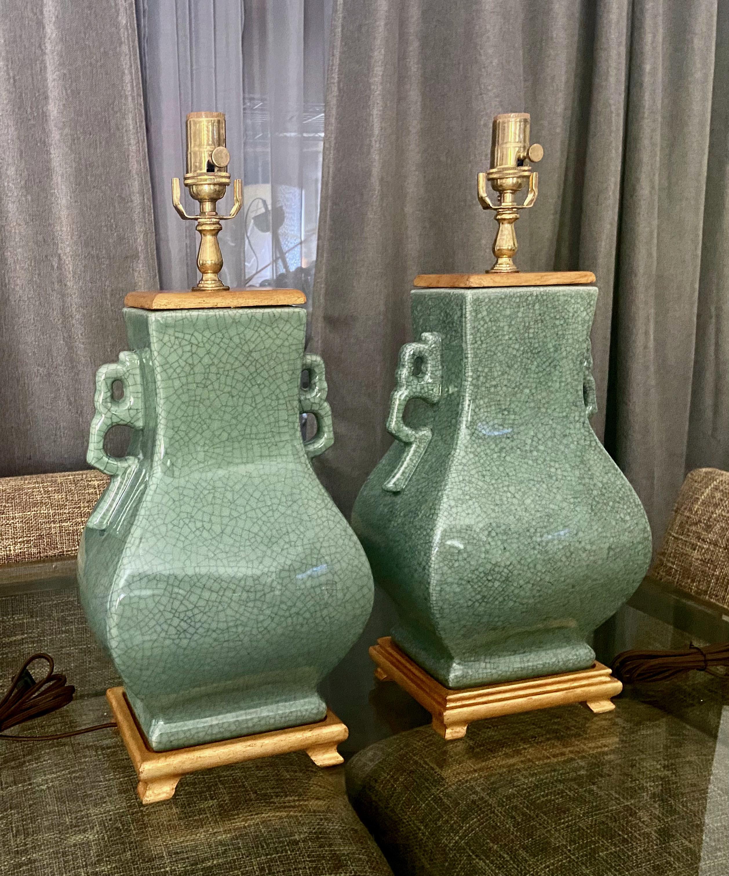 Paire de lampes de bureau chinoises en porcelaine vert céladon 1