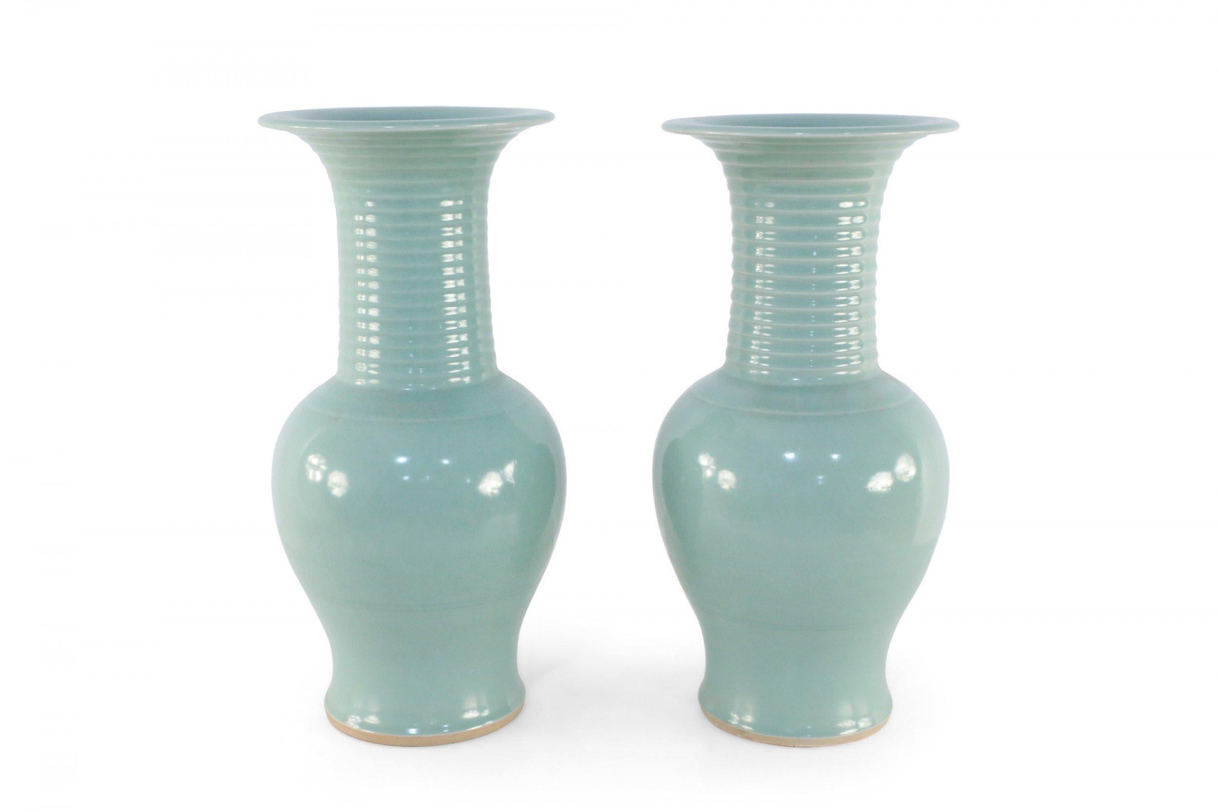 Pareja de urnas de porcelana china con motivo giratorio de celadón Exportación china en venta