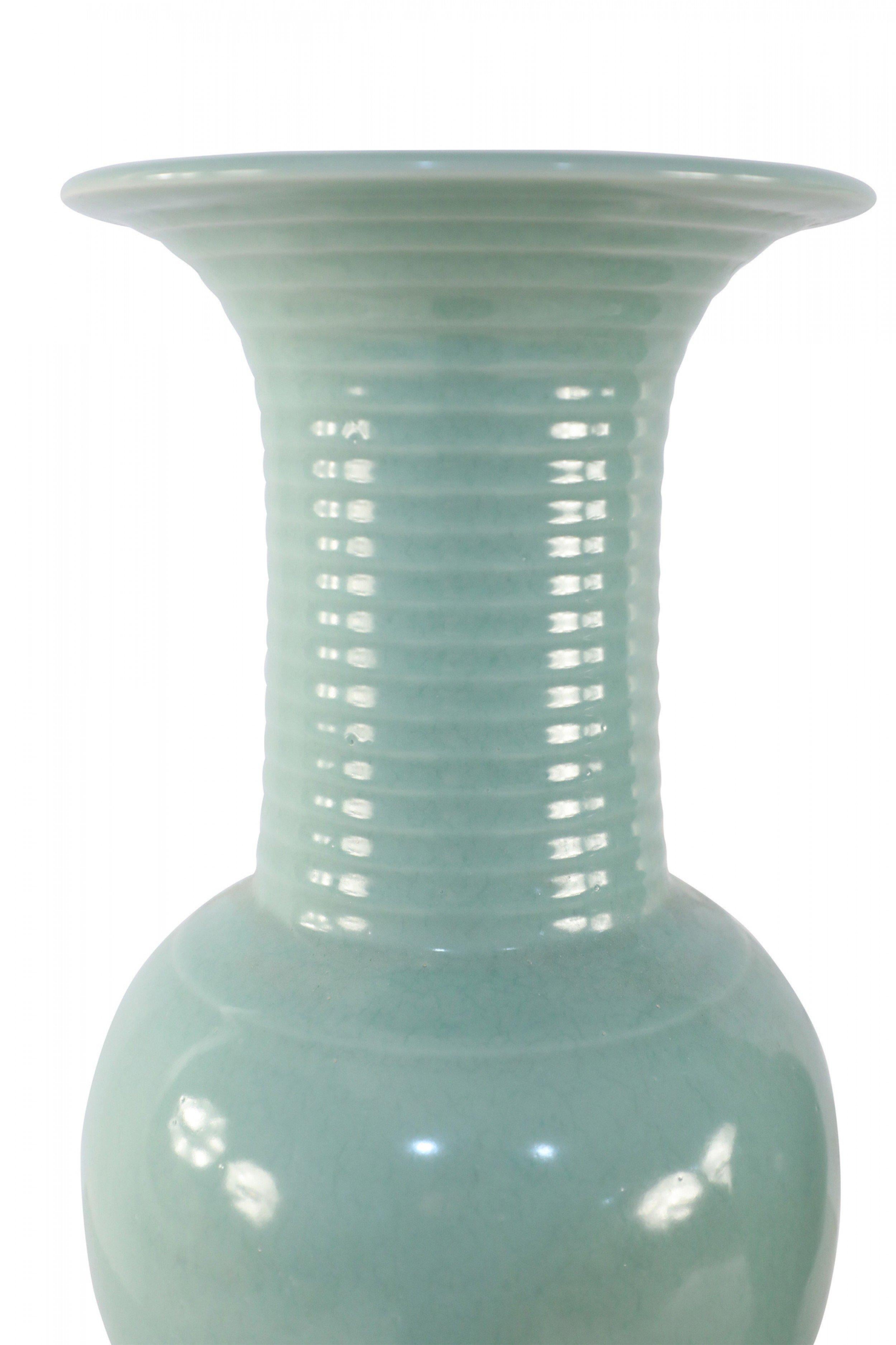 Pareja de urnas de porcelana china con motivo giratorio de celadón Chino en venta