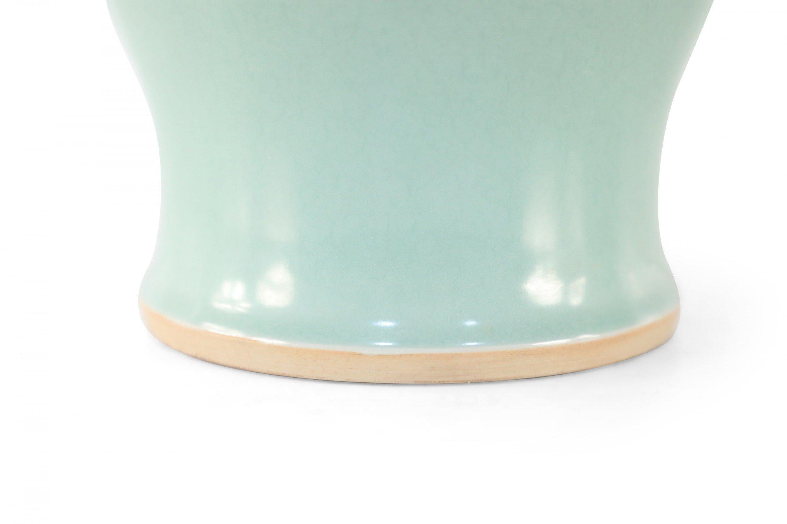 Pareja de urnas de porcelana china con motivo giratorio de celadón en Bueno estado para la venta en Queens, NY