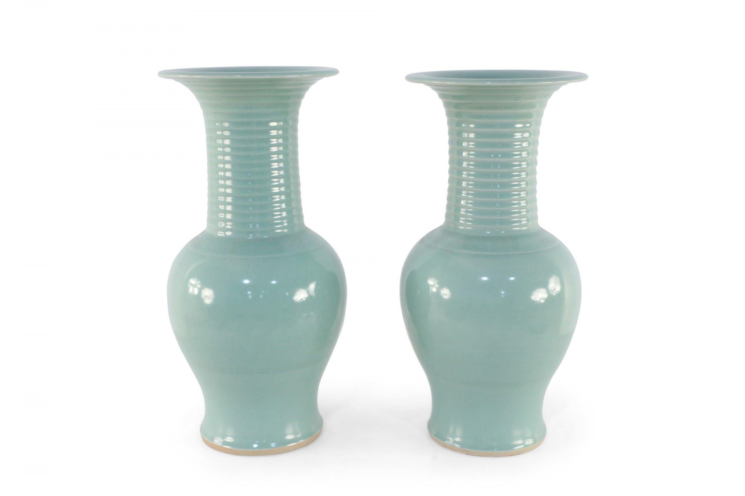 Pareja de urnas de porcelana china con motivo giratorio de celadón siglo XX en venta