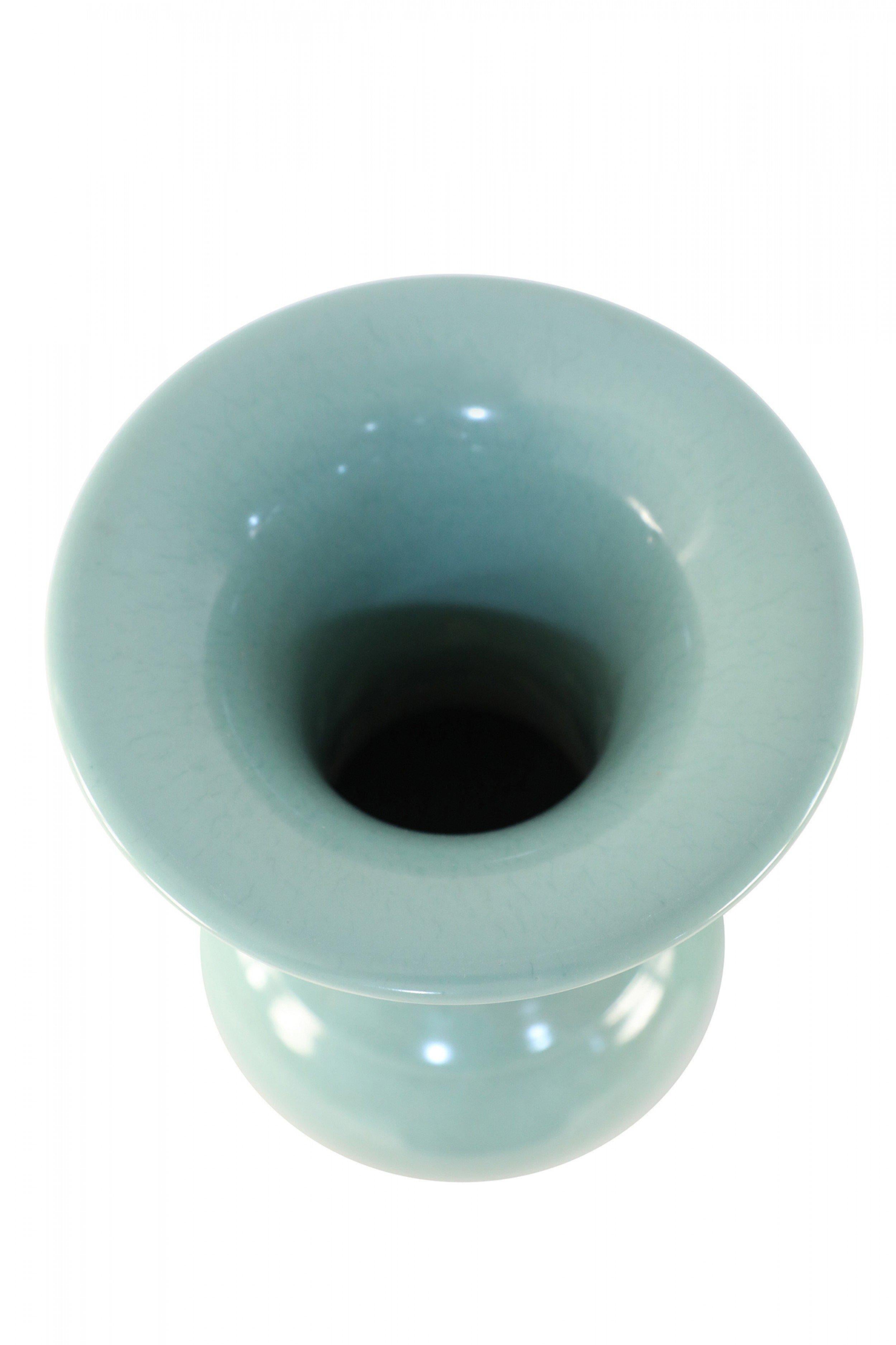 Pareja de urnas de porcelana china con motivo giratorio de celadón Porcelana en venta