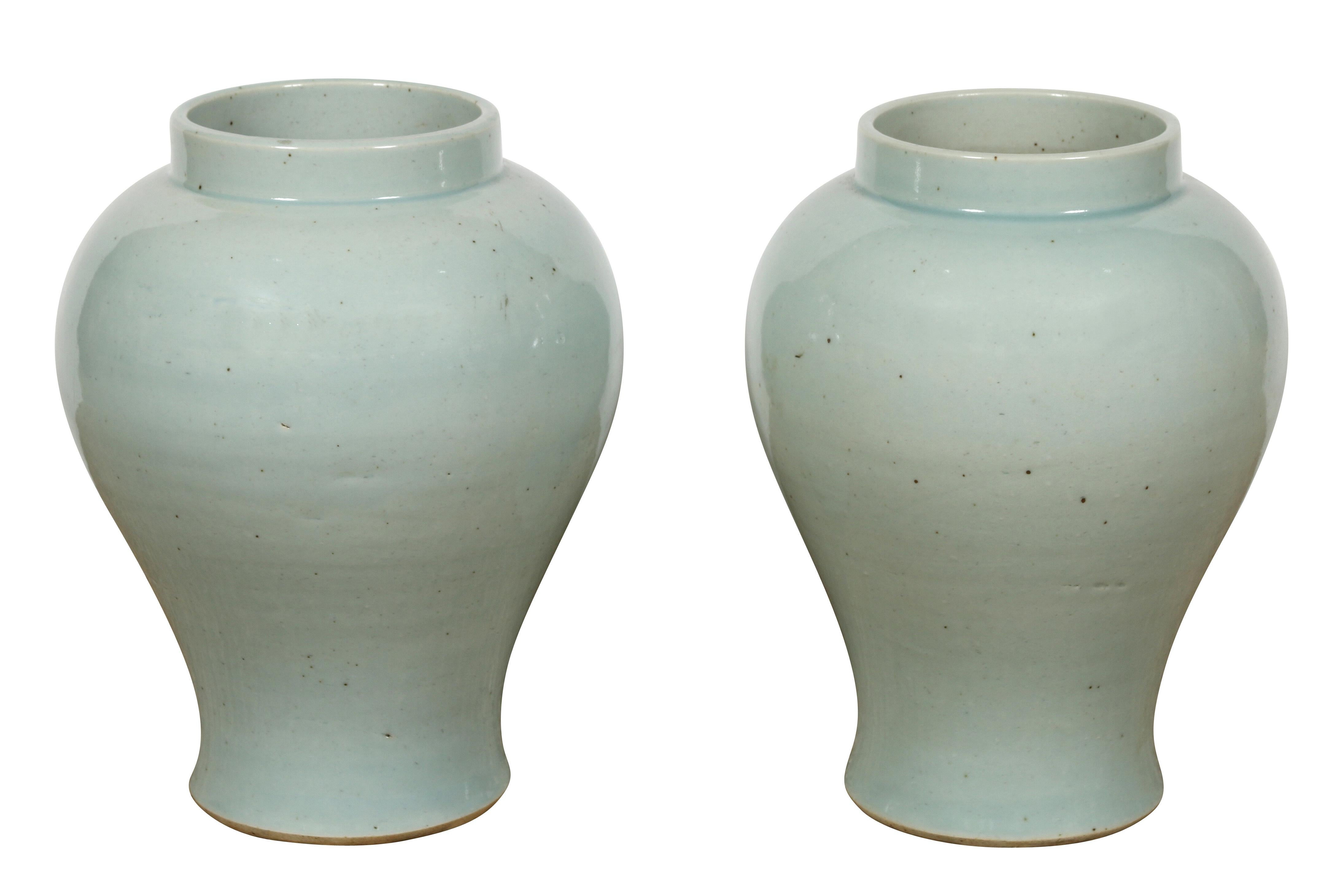 Eine chinesische Keramikvase in einem schönen, weichen Seladon. Sie eignen sich hervorragend als Gefäße für Blumen, sind aber auch als solche sehr hübsch. Der Preis liegt bei $195 pro Stück.