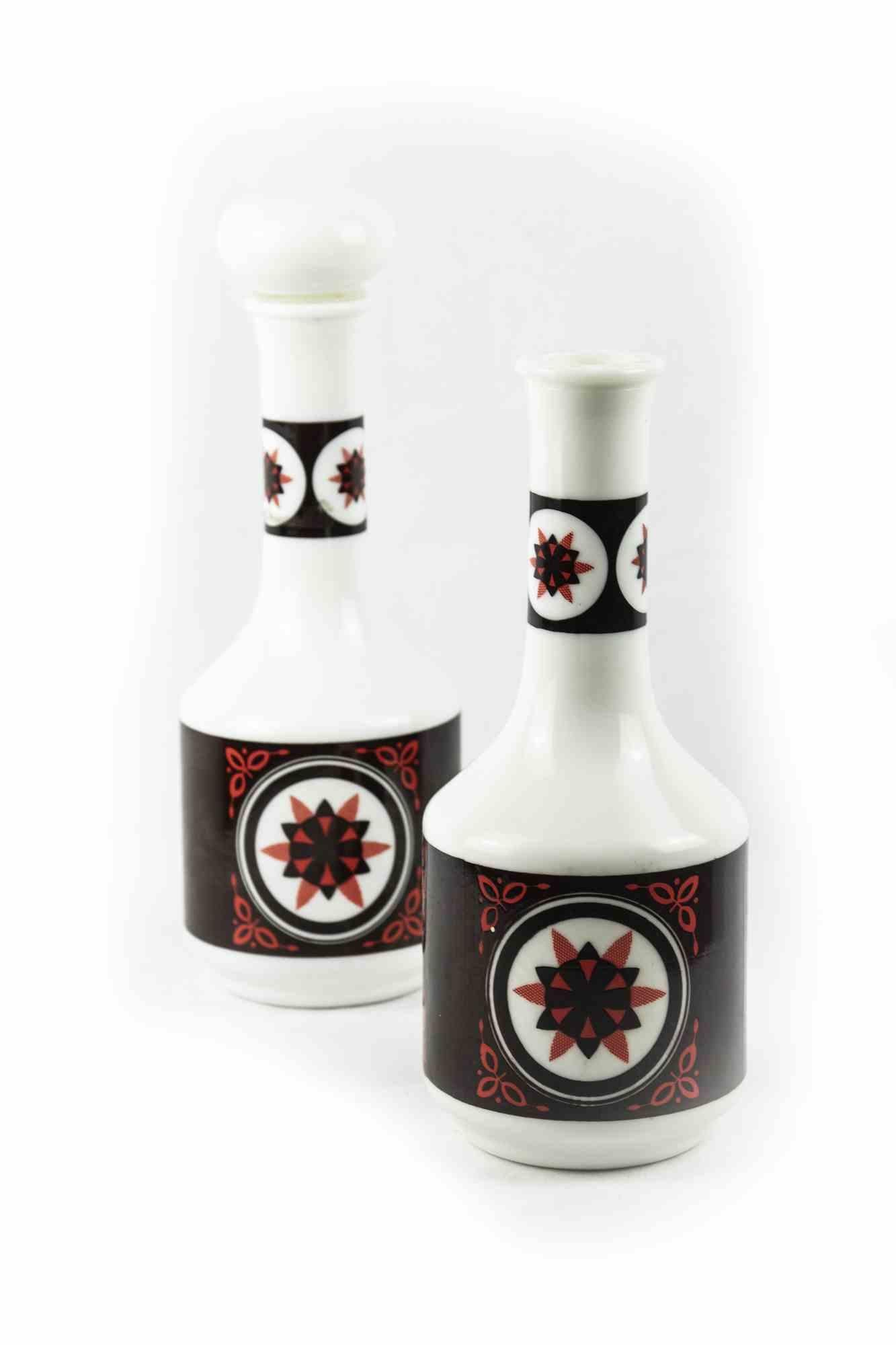 Pair of Chinese ceramic bottles is an original decorative object realized in the mid-20th century.

A vintage pair of decorated bottles for oil and vinegar. 

Good conditions. One of the bottle is without the cork.

Total dimensions: 27 x 10 x