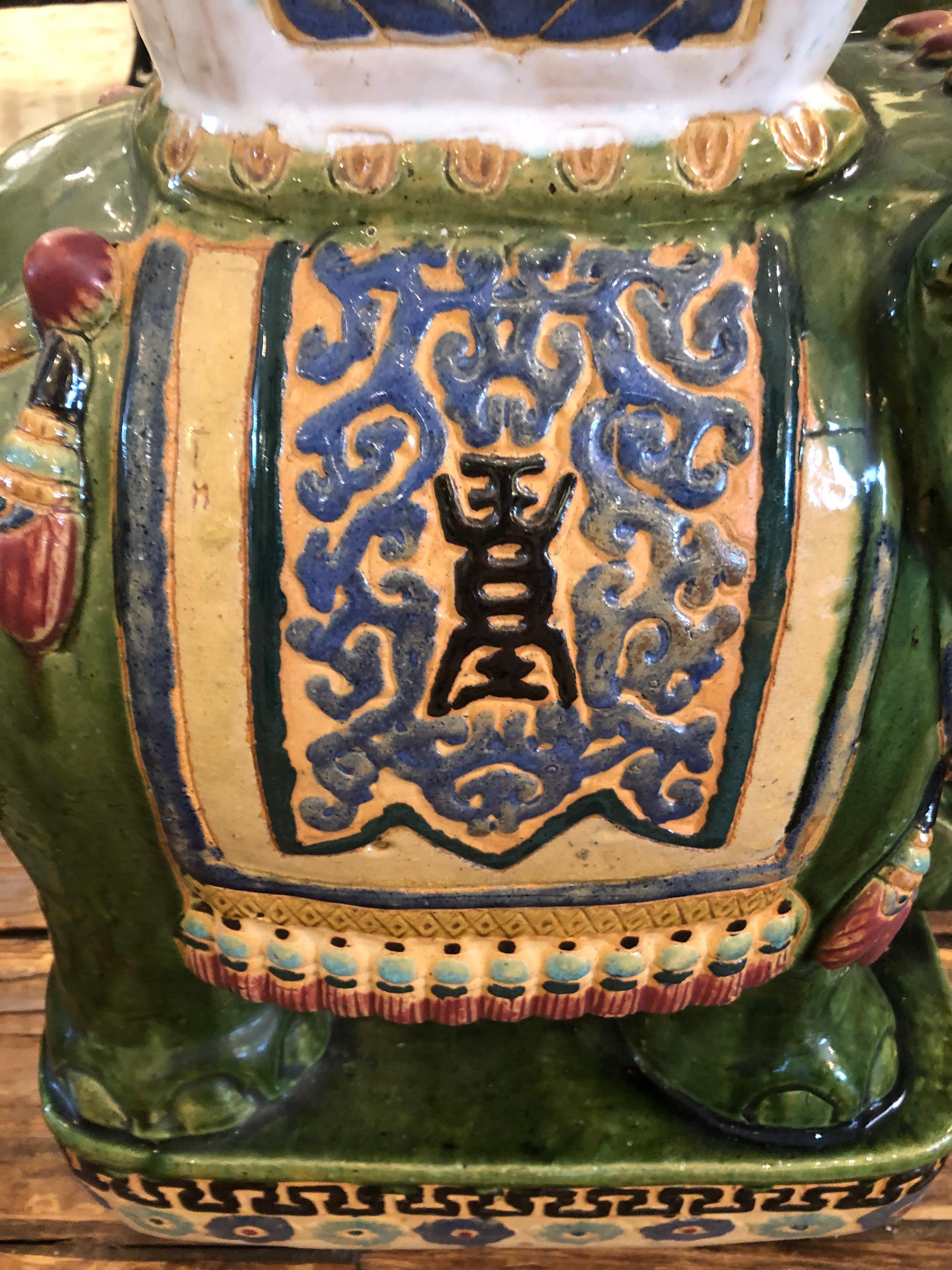Paar chinesische Keramik-Garten- und Terrassen-Beistelltische in Elefantenform im Angebot 1