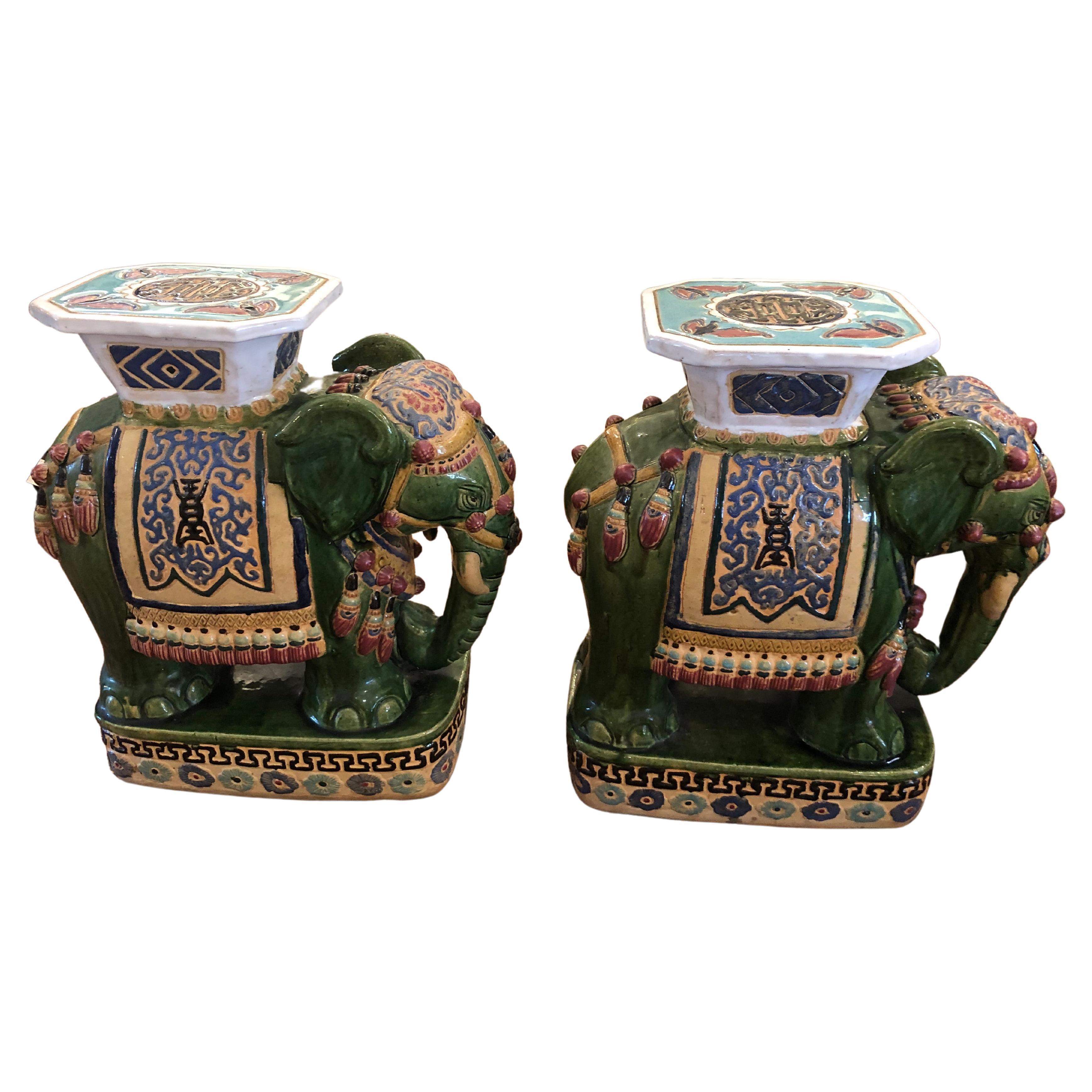 Paar chinesische Keramik-Garten- und Terrassen-Beistelltische in Elefantenform