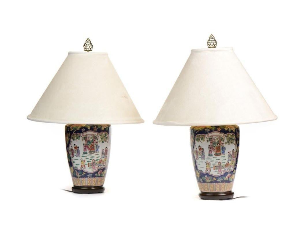 Paire de pots en céramique chinoises, adaptés pour les lampes. Décor polychrome de fruits, fleurs, oiseaux et réserves avec vues de jardins avec figures et personnages. Basé sur du bois patiné. Avec des 