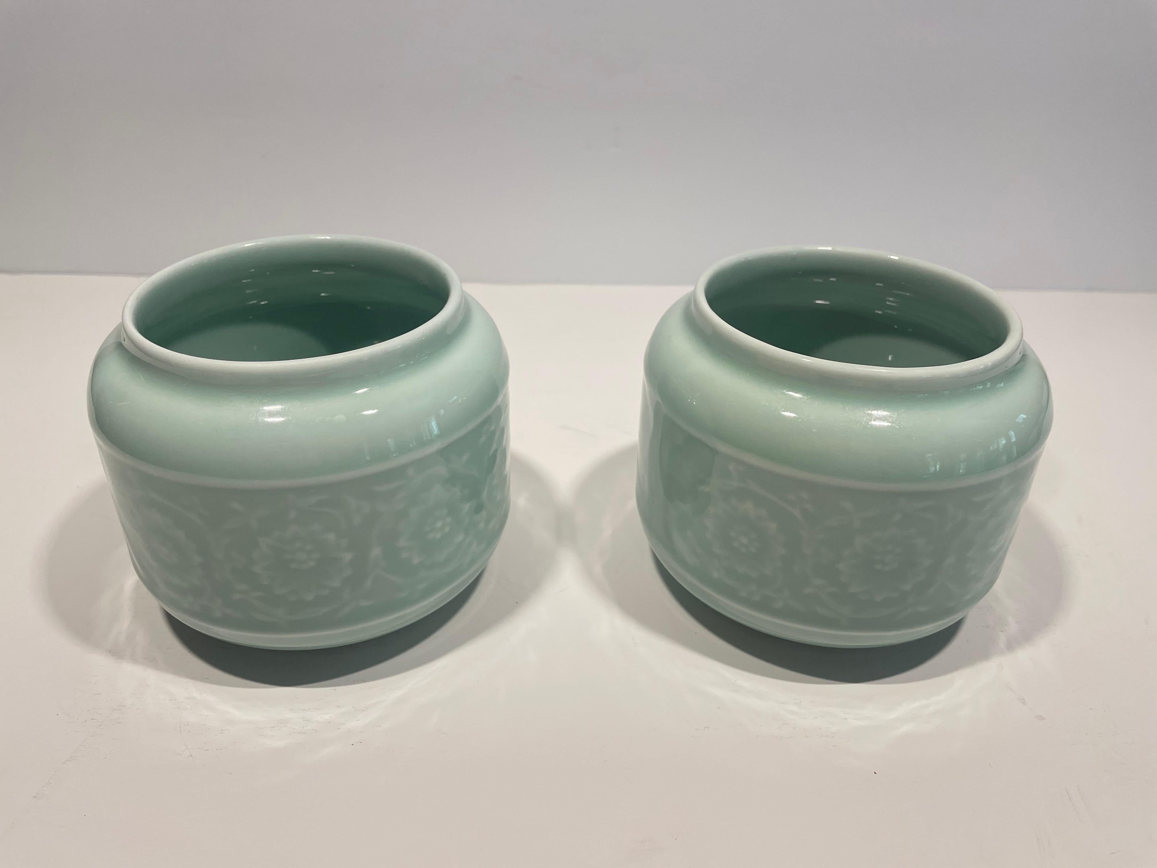 Cette paire de vases à fleurs chinois courts, simples et subtils, est conçue pour servir de toile de fond à une composition florale, plutôt que pour mettre en valeur les fleurs. Les lignes simples sont gracieuses. La couleur douce de la céruléenne