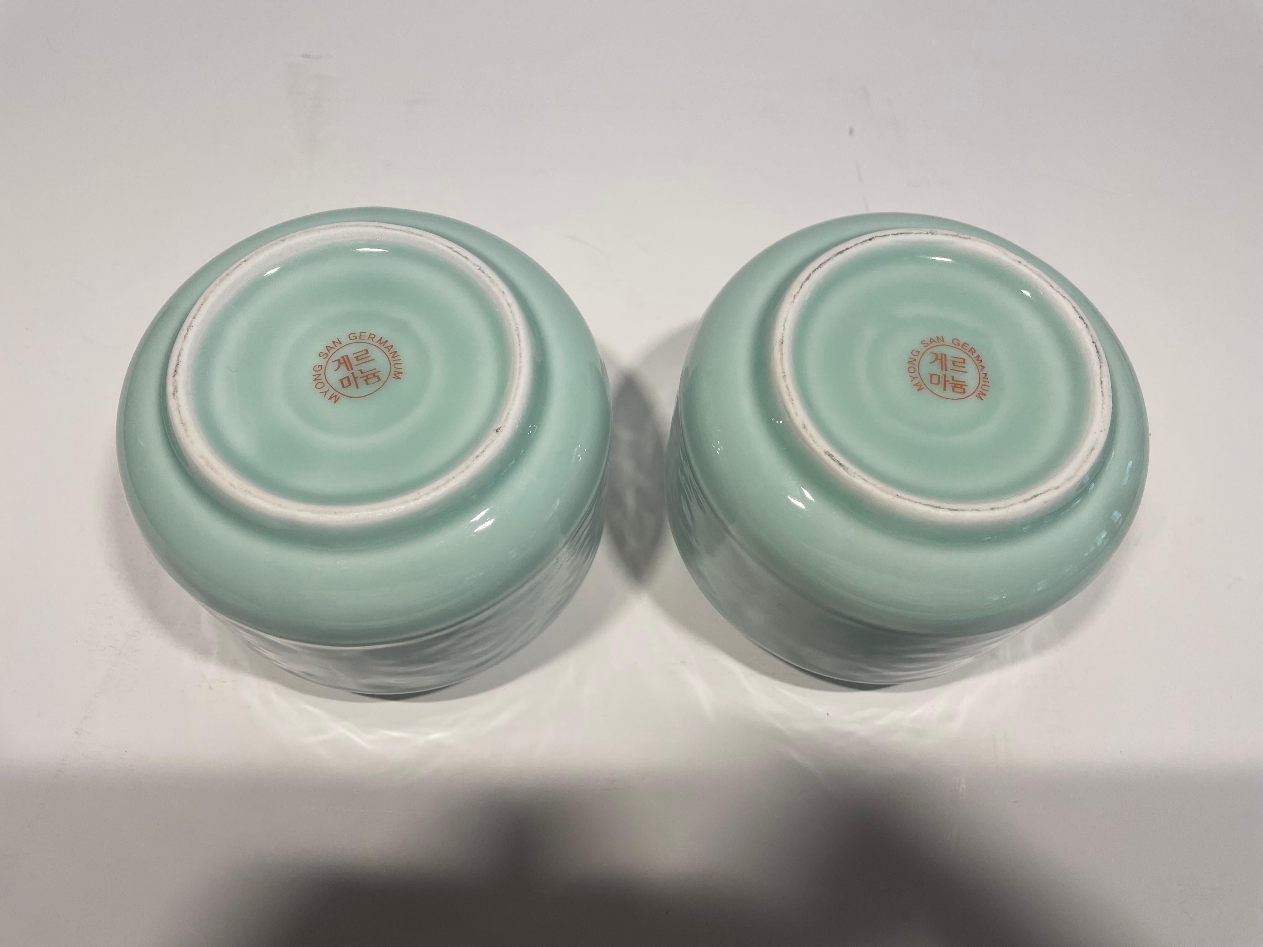 Paire de vases à fleurs chinois céruléens courts Excellent état - En vente à Austin, TX